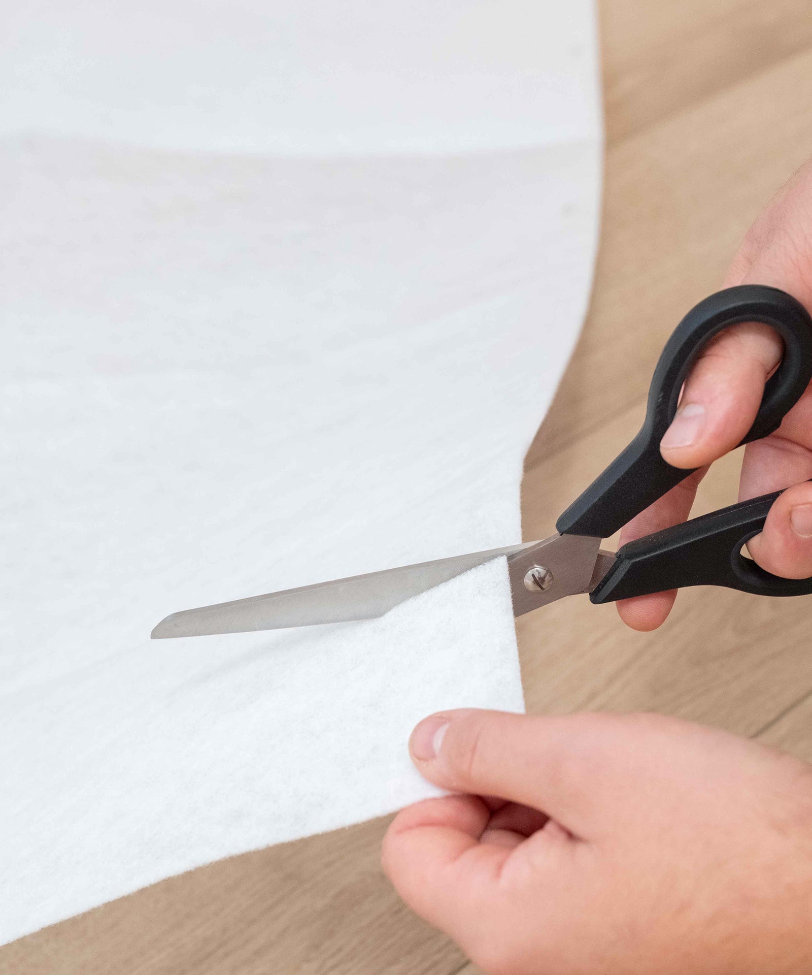 Passend gemacht*Dank des leicht zu schneidenden Materials kann das Vlies auf alle Maße beliebig zugeschnitten werden.|Vlies wird zugeschnitten.