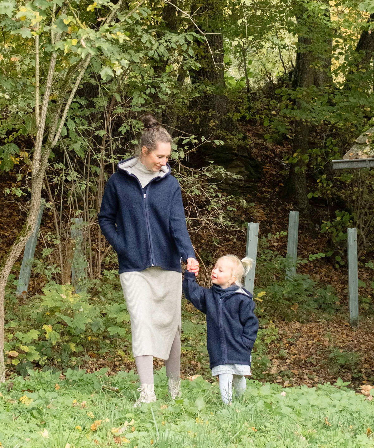 Mutter mit Walkjacke Damen Dunkelblau geht mit Mädchen spazieren mit Walkjacke Dunkelblau für Kinder.