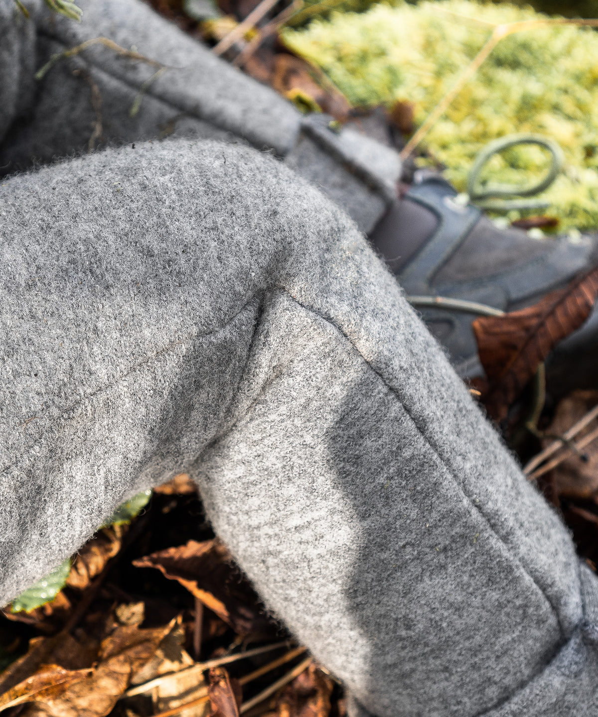 Nahaufnahme Walkstoff in Grau.