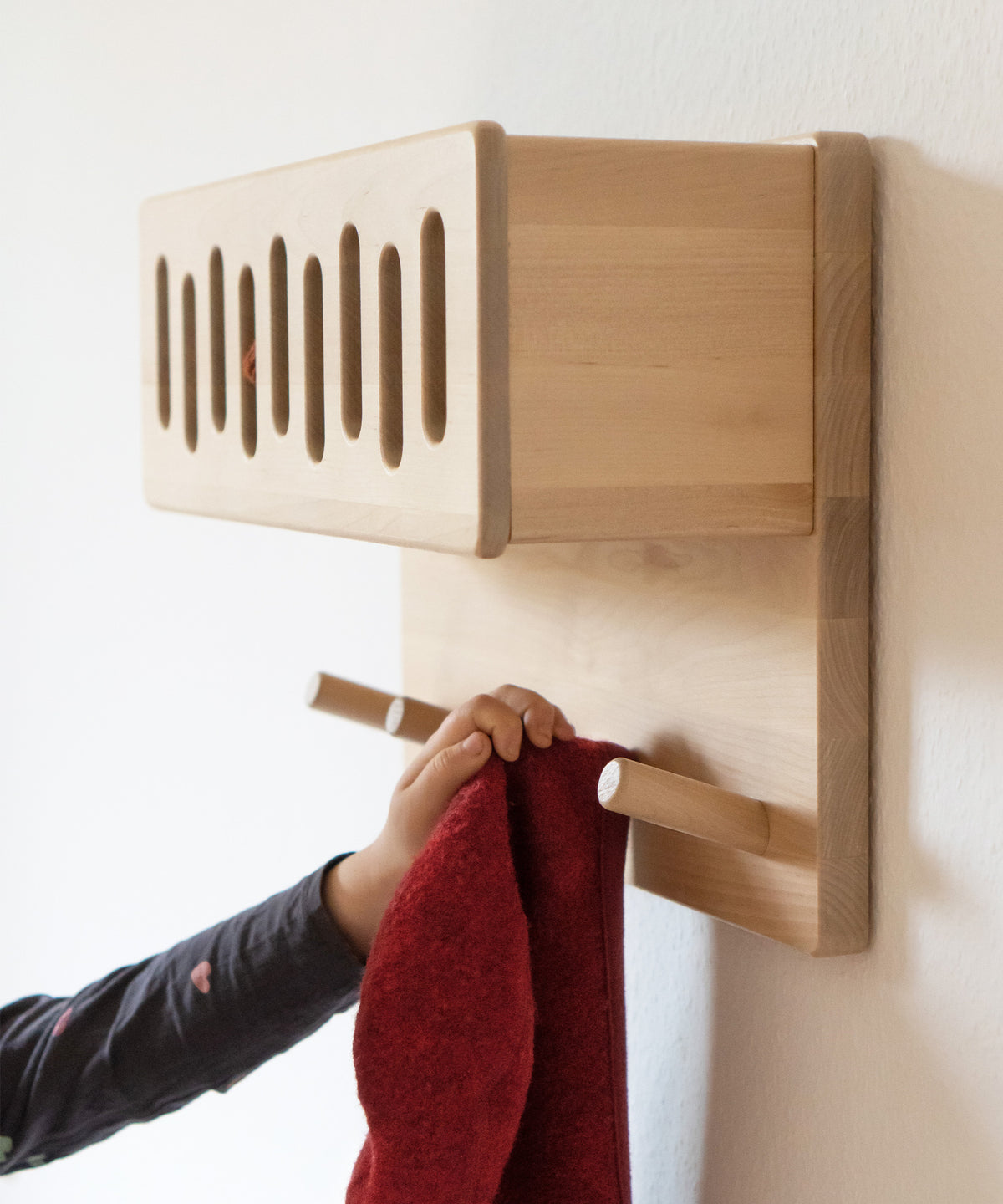 Wandgarderobe für Kinder in kompakt Natur mit Sichtfenstern.