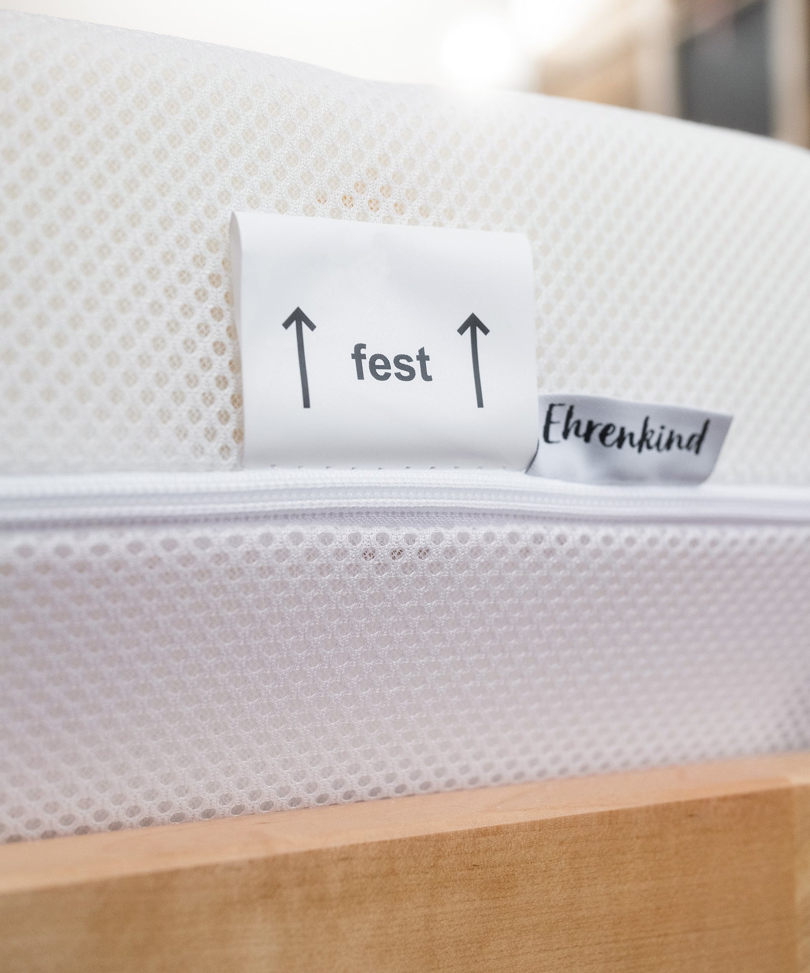 Zwei Härtegrade*Die Family Matratze bietet zwei Härtegrade in einem. Einfach wenden und wählen zwischen Härtegrad H2 und H3.|Nahaufnahme Family Matratze mit Meshbezug.