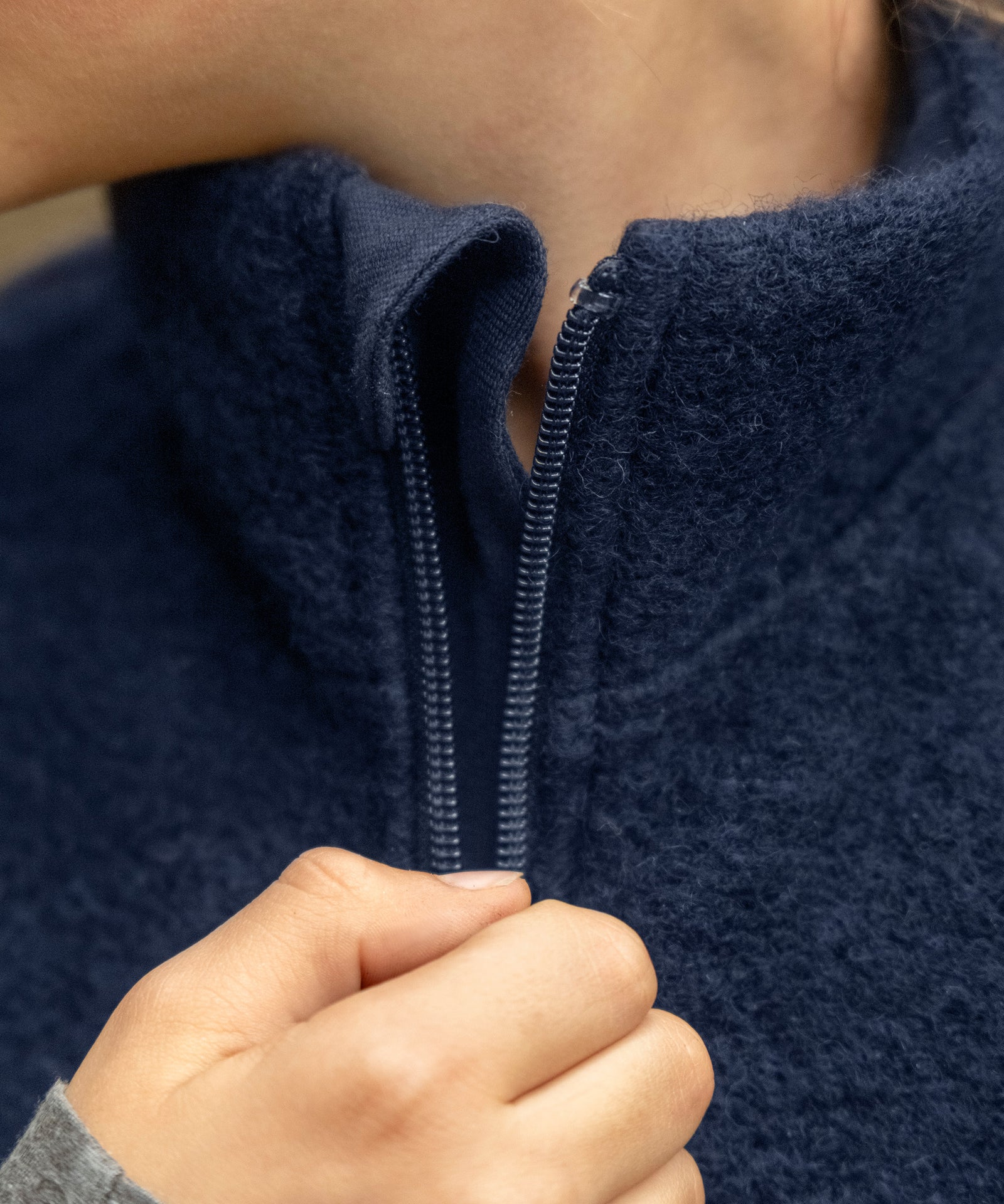 Praktischer Reißverschluss*Dank des praktischen Reißverschlusses mit Kinnschutz kann dein Kind die Walkweste ganz einfach selbst an- und ausziehen.Reißverschluss der Walkweste mit Kinnschutz.