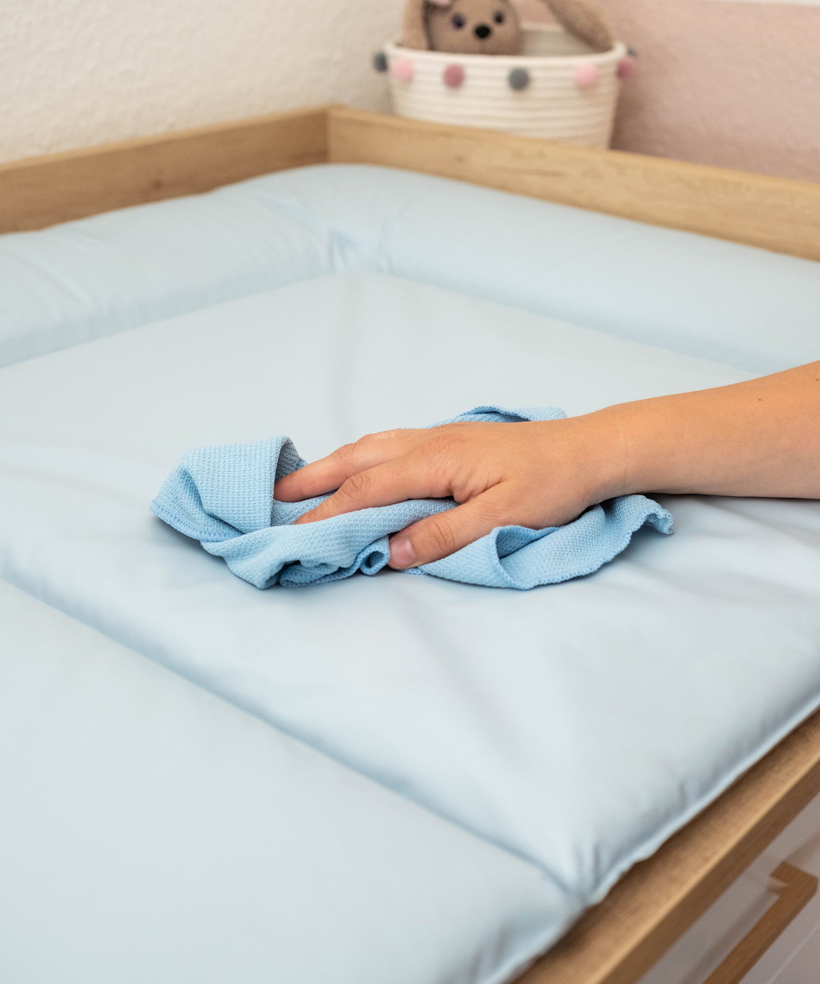Leicht zu reinigen*Die Auflage kann mit lauwarmem Wasser feucht abgewischt und somit unkompliziert von Verunreinigungen befreit werden.|Wickelunterlage 72x85 cm hellblau wird mit feuchtem Tuch abgewischt.