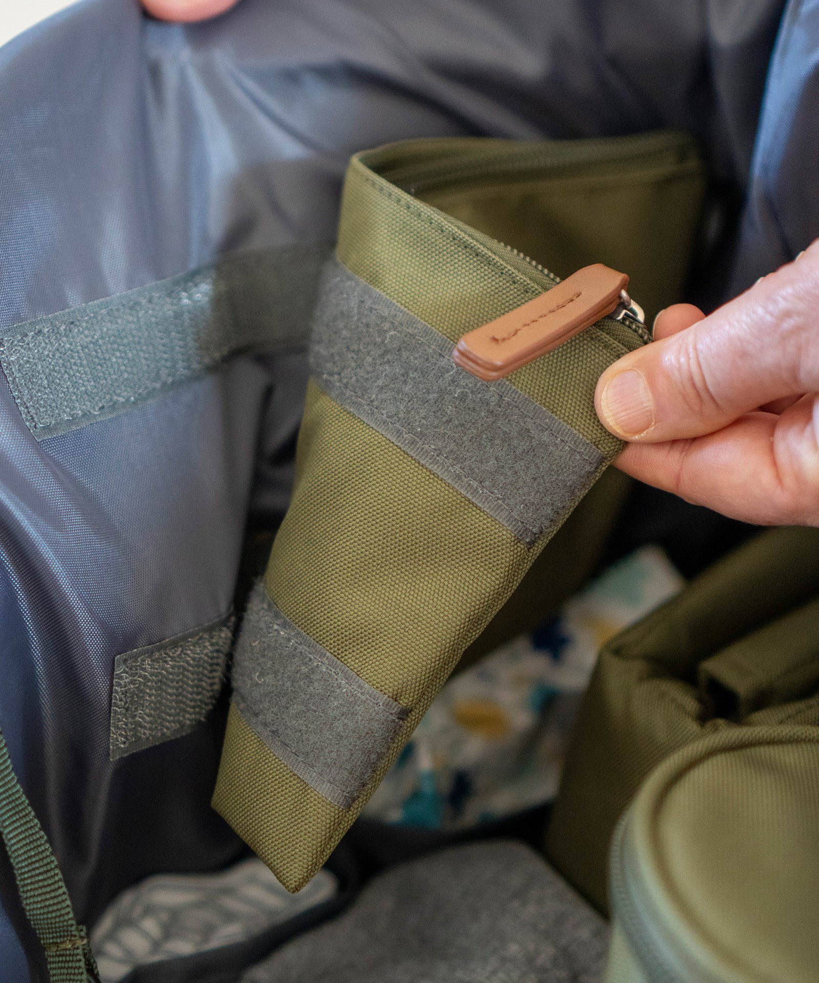 Ausgestattet mit praktischem Zubehör, u.a. einer separaten Innentasche mit Klettverschluss.