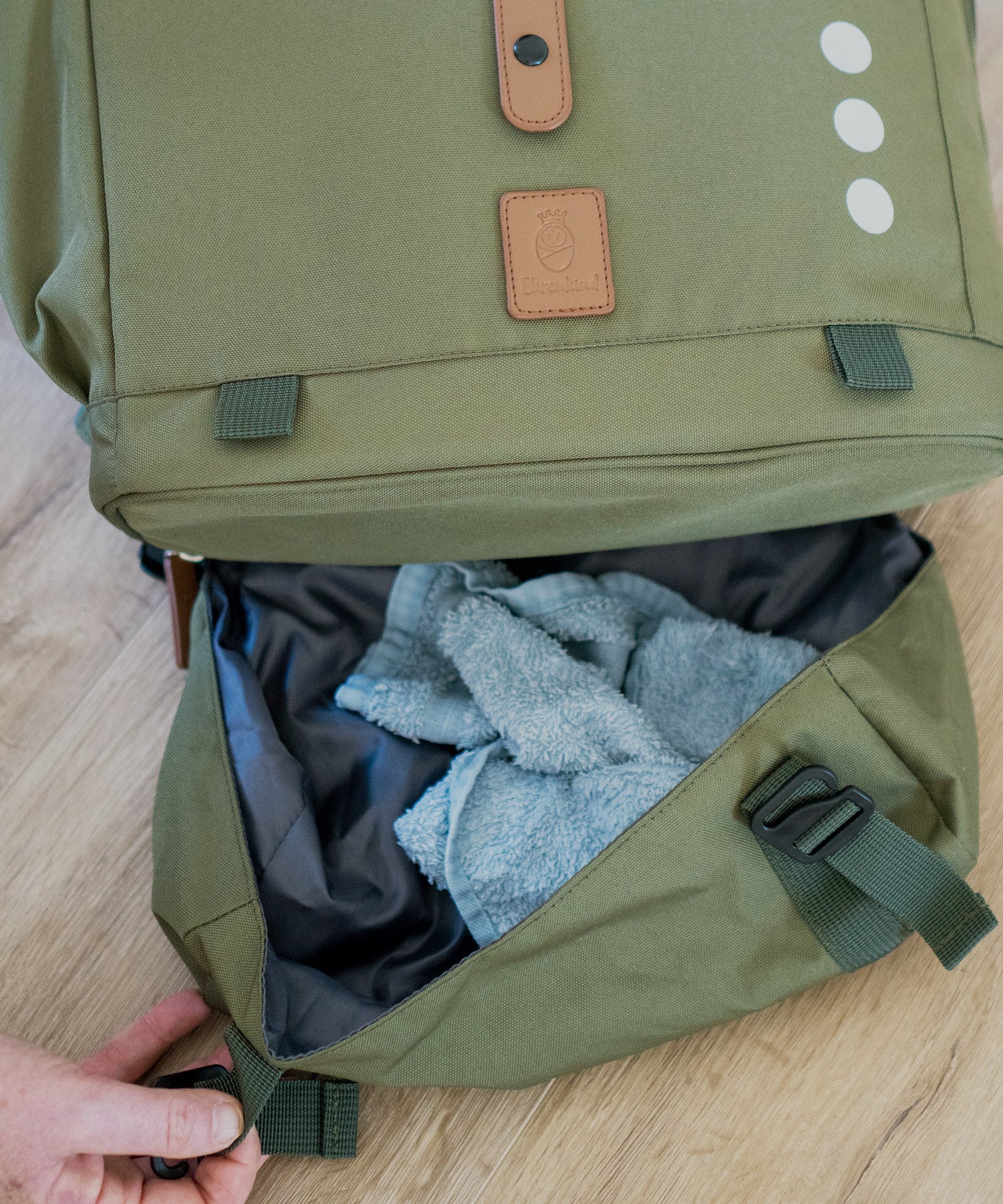 Praktisch & hygienisch*Bei Bedarf lässt sich ein Außenfach ausklappen, um feuchte oder verschmutzte Kleidung hygienisch nach Hause zu transportieren.|Feuchtes Handtuch wird in Außenfach verpackt.