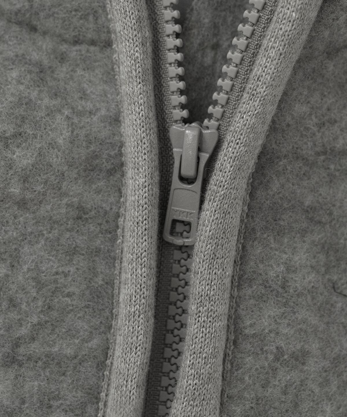 Nahaufnahme Reißverschluss Wollfleece-Jacke.