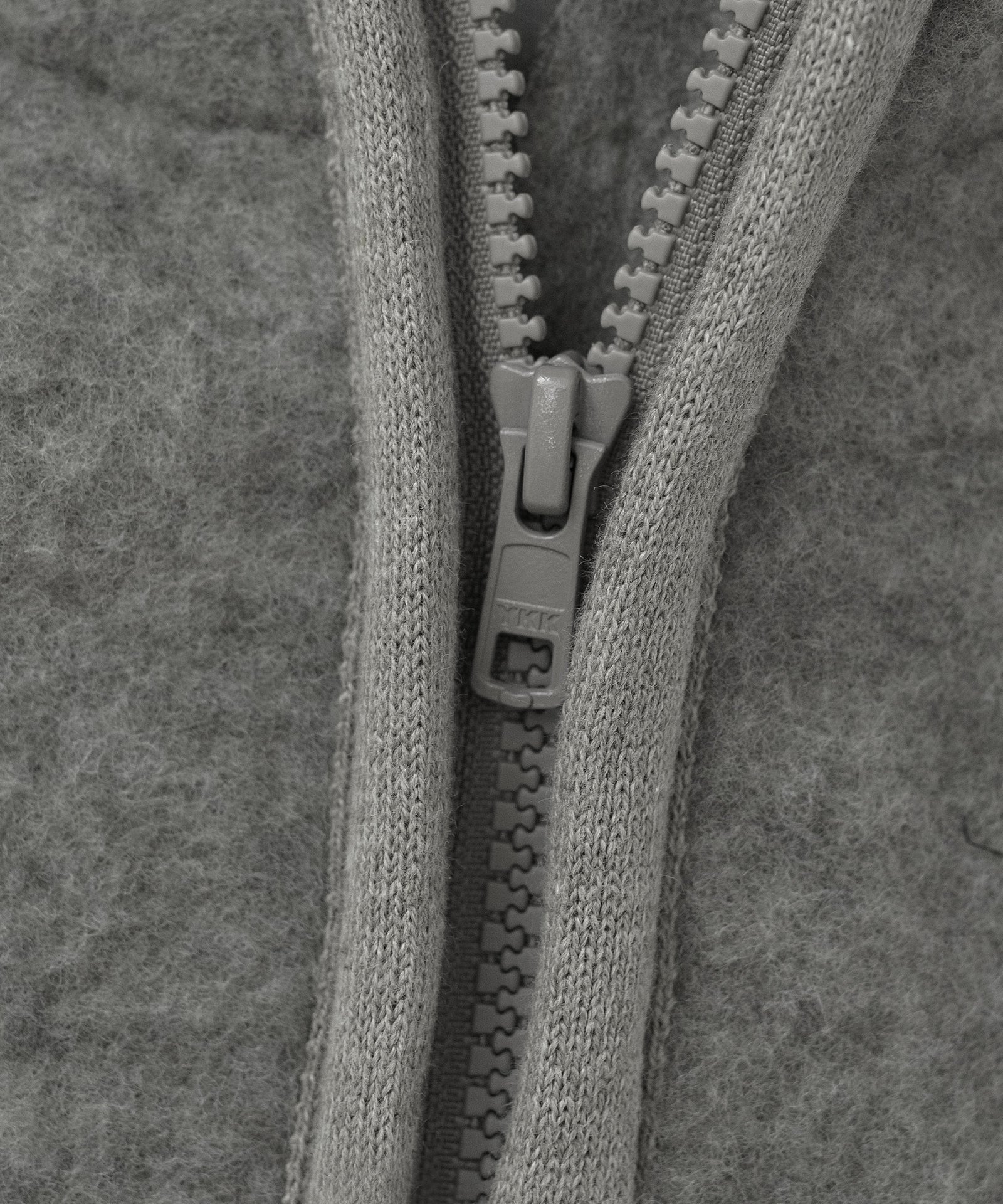 Leichtes An- und Ausziehen*Mit dem leichtläufigen Reißverschluss kann dein Kind die Wollfleece-Jacke schnell und einfach an- und ausziehen.|Nahaufnahme Reißverschluss Wollfleece-Jacke.