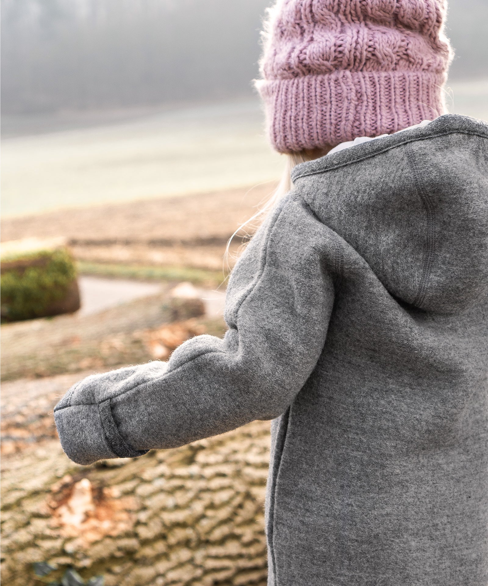 Mädchen mit Walkoverall in grau.