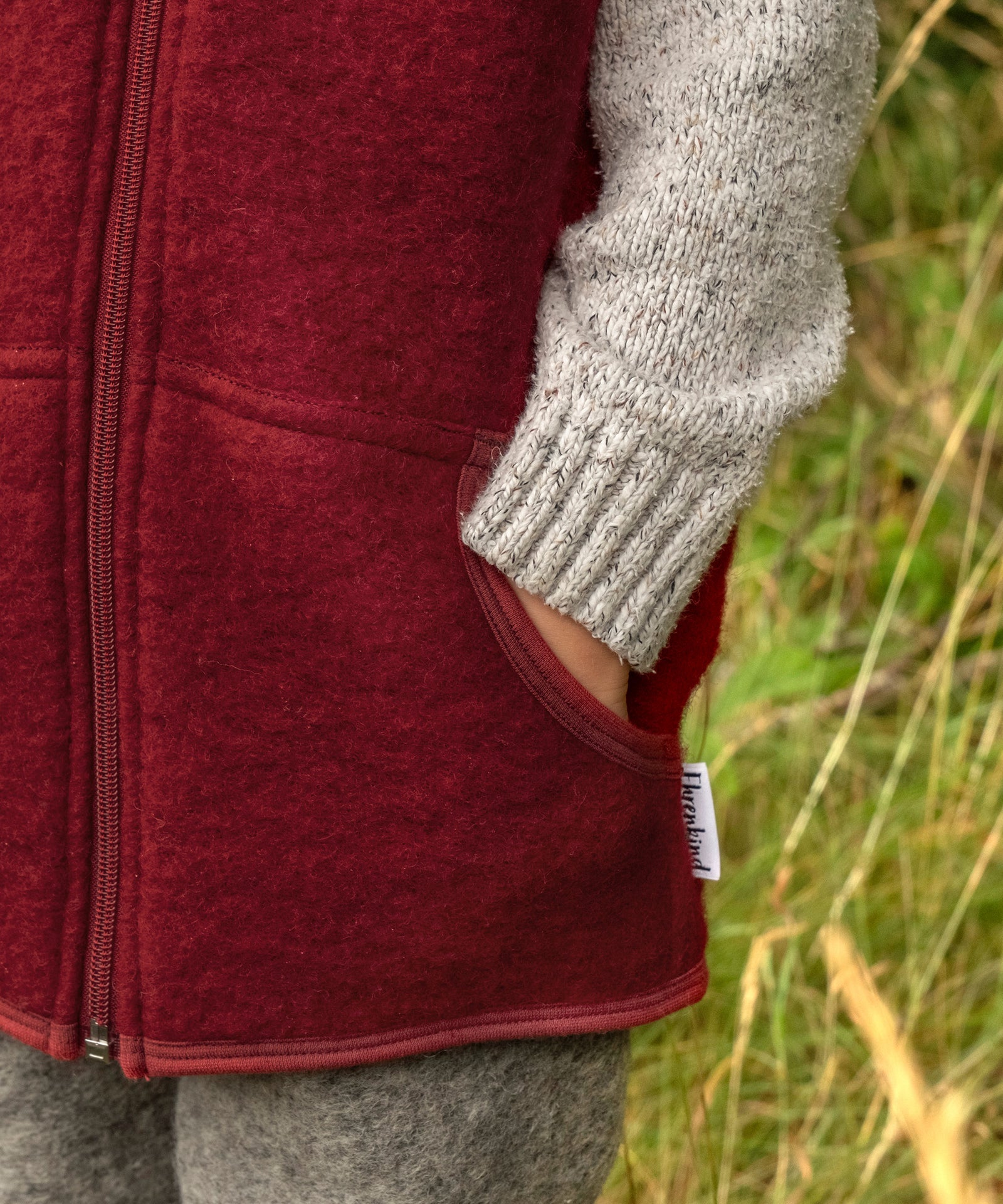 Die Walkweste verfügt über praktische Seitentaschen.