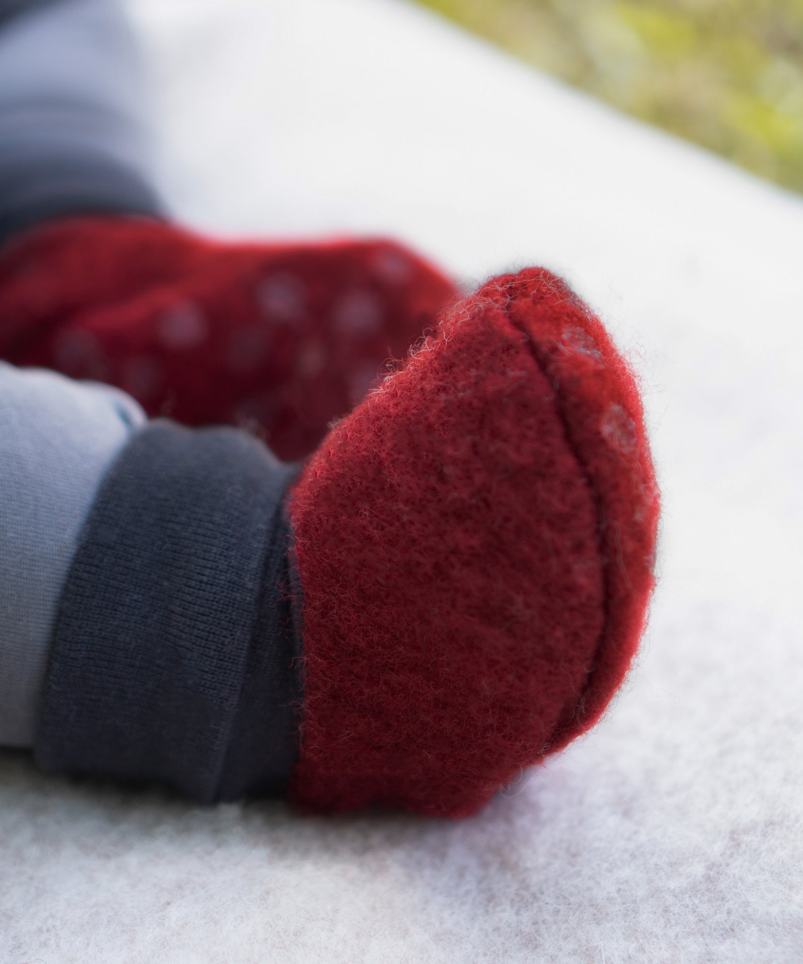 Warm & flauschig*Die Walkschühchen aus Schurwolle sind wärmeregulierend, kuschelig weich und von Natur aus schmutzabweisend.|Nahaufnahme der Walkschühchen.