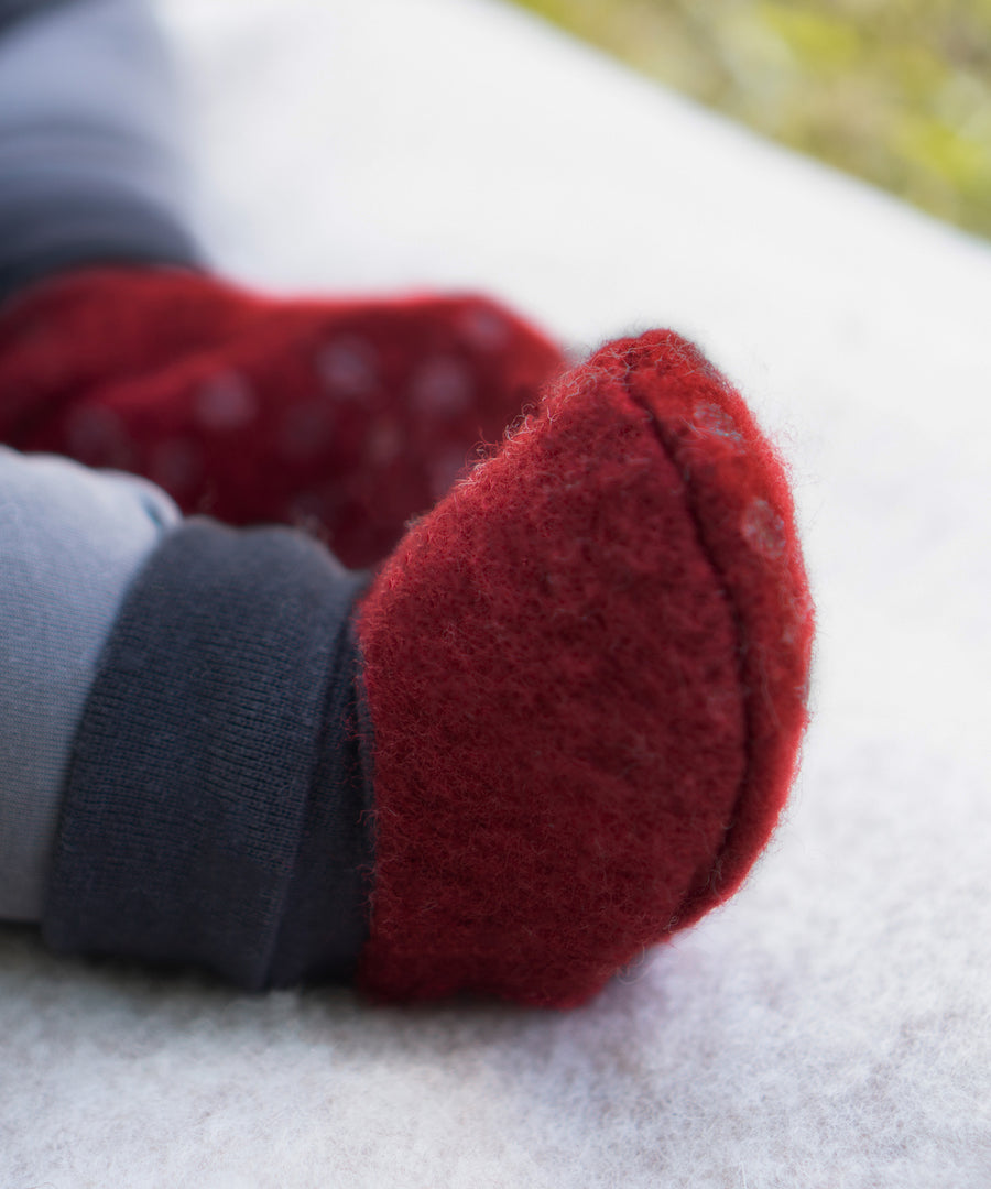 Warm & flauschig*Die Walkschühchen aus Schurwolle sind wärmeregulierend, kuschelig weich und von Natur aus schmutzabweisend.|Nahaufnahme der Walkschühchen.