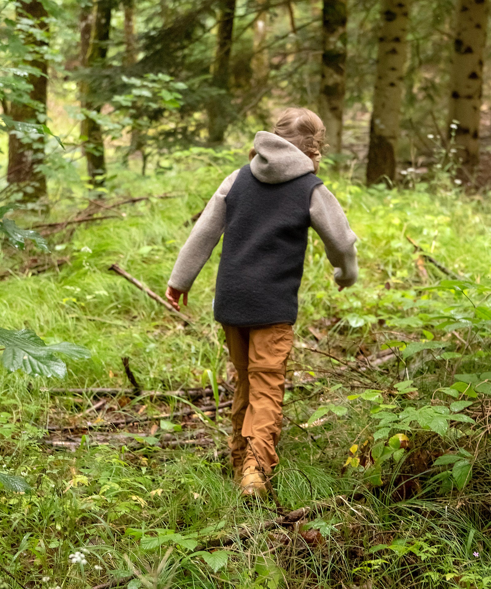Rückansicht von Kind mit Walkweste.