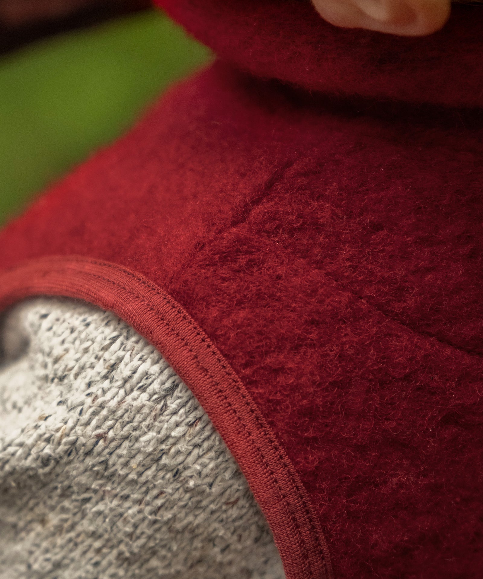 Hochwertig*Die ausgeklügelte Mischung aus wärmender Bio-Schurwolle und Bio-Baumwolle ist kuschelig und trägt sich wunderbar leicht.|Nahaufnahme der Walkweste.