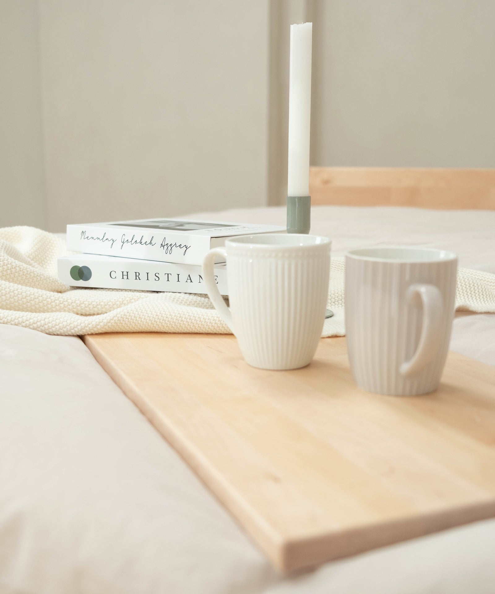 Die Ablage lässt sich auch ganz einfach direkt auf der Bettwäsche platzieren und bietet eine praktische Abstellfläche für Tassen, Bücher und vieles mehr.