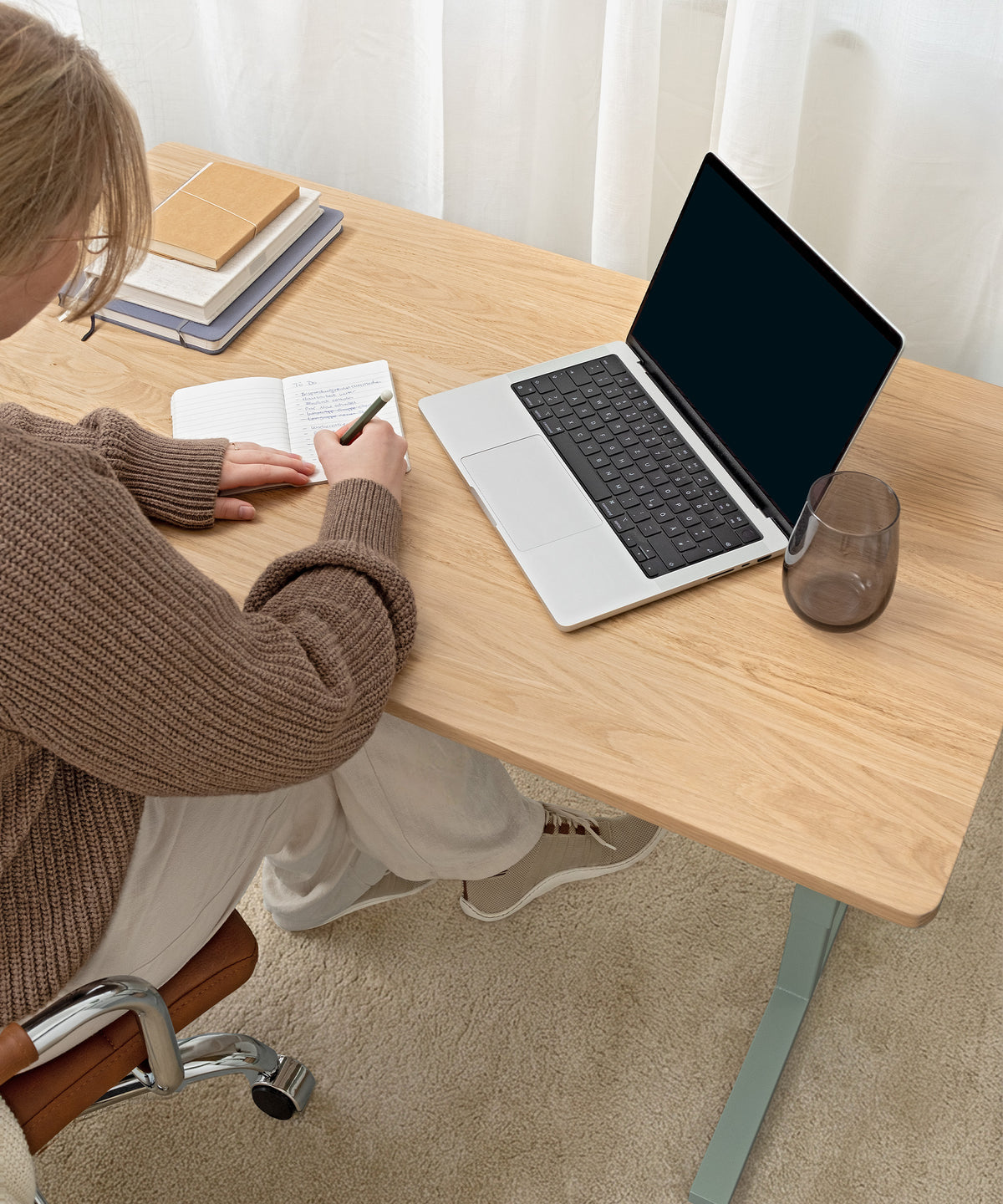 Großzügige Tischplatte mit 110 x 60 cm bietet Platz für Bücher, Laptop und Kreatives.