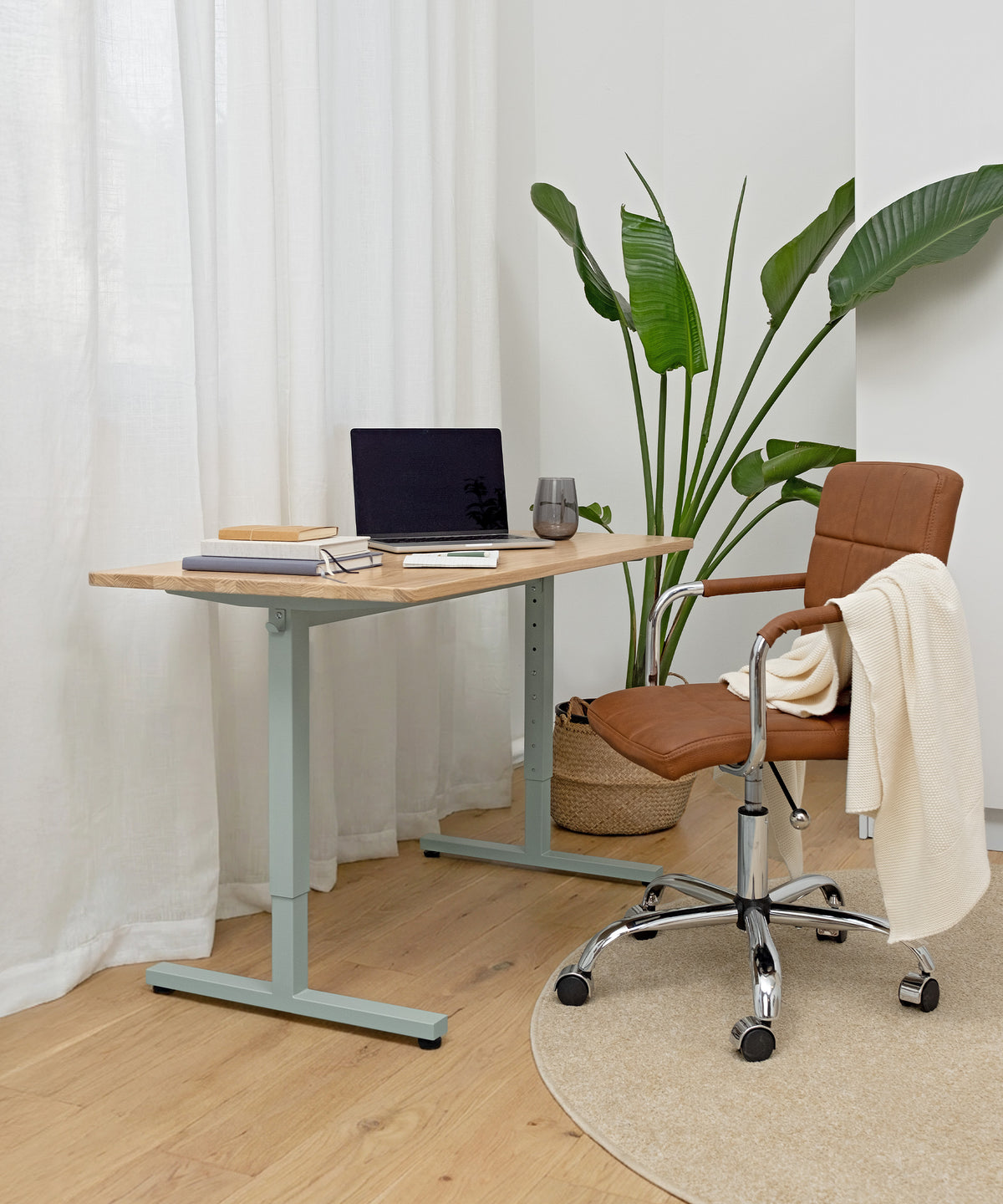 Zeitloser Schreibtisch passt in jedes Wohn- und Arbeitszimmer.