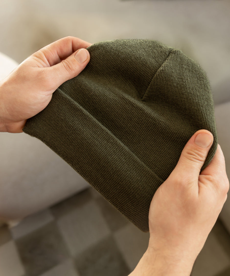Atmungsaktive Merinowolle*Die natürliche Wolle ist atmungsaktiv & feuchtigkeitsregulierend und damit ideal, wenn du draußen viel in Bewegung bist.| Strickmütze in Olivgrün.