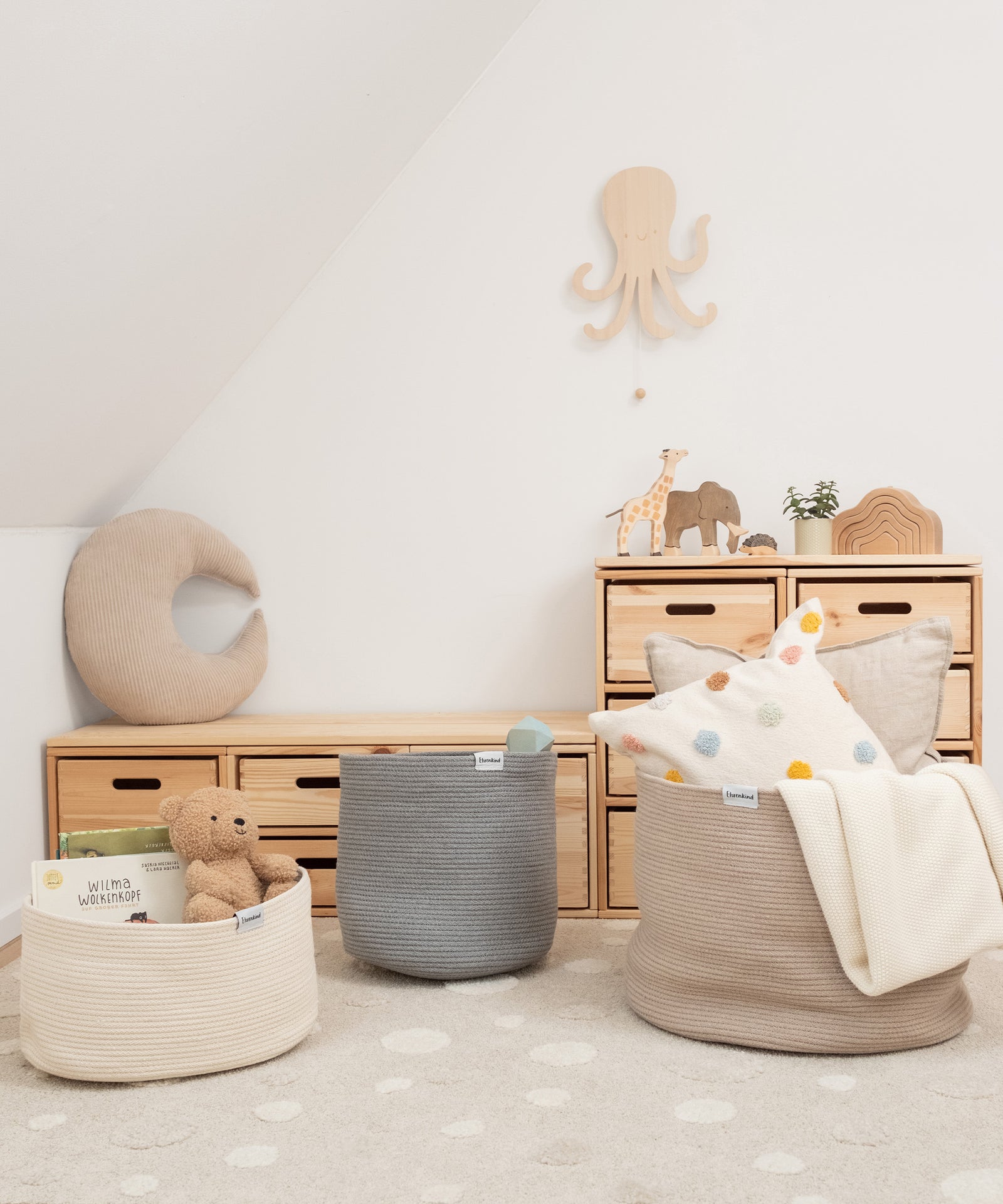 Schöne Ordnung im Kinderzimmer*Dekorative Körbe in drei Farben und Größen – zugleich stilvoll, nützlich und praktisch für jeden Raum.| Aufbewahrungskörbe in 3 Größen und Farben.