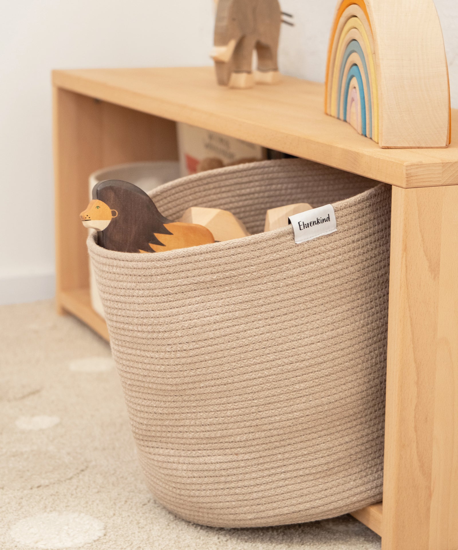 Aufbewahrungskorb mit Spielzeug im Spielregal.