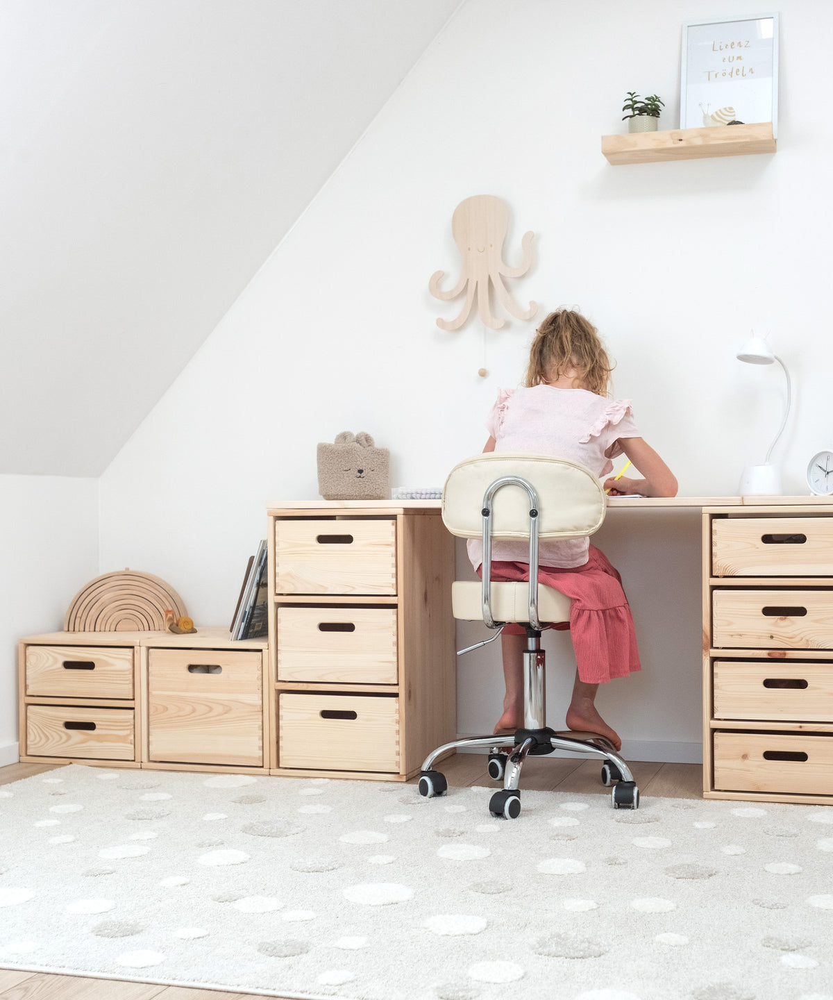 Tischplatte macht das Aufbewahrungssystem zum Maltisch für Kinder.
