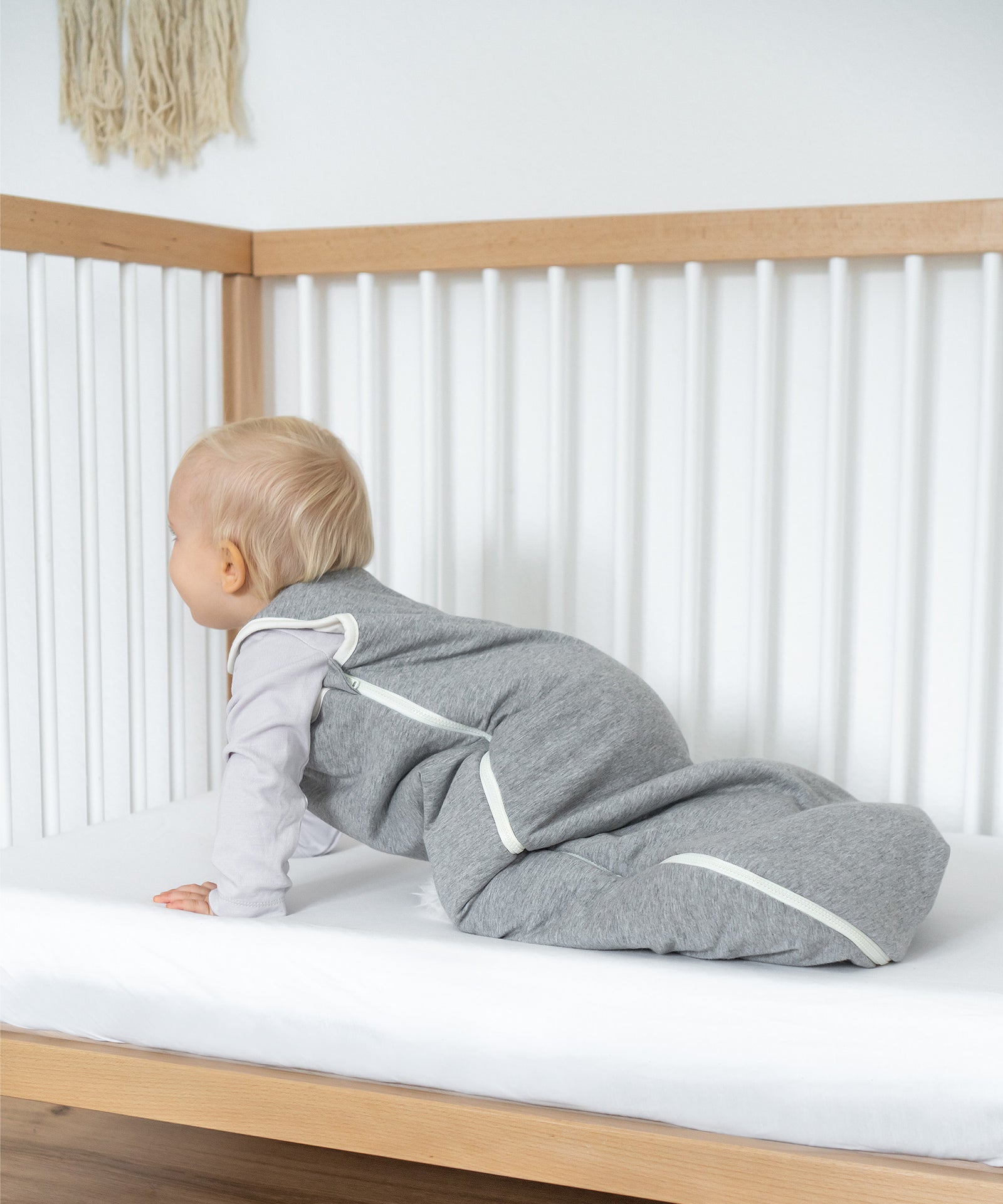 Baby in grauem Schlafsack.