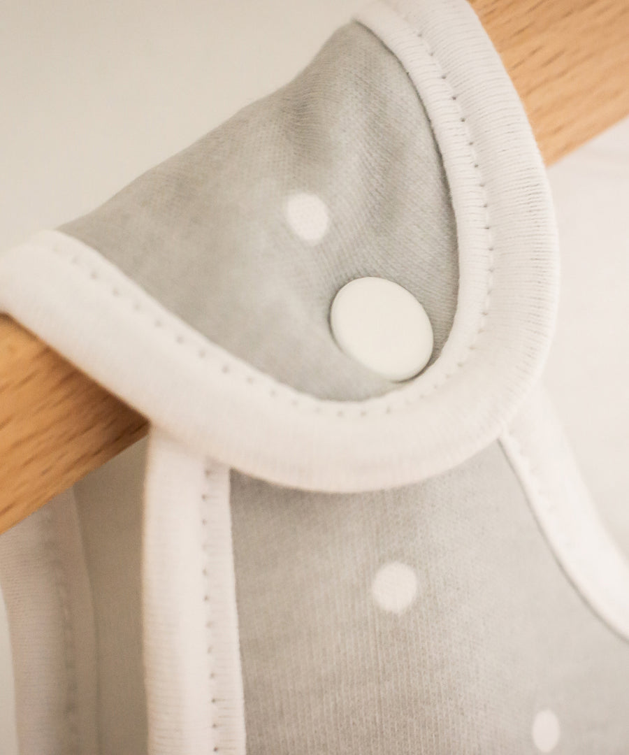 Praktische Druckknöpfe*Dank der Druckknöpfe ist der Schlafsack schnell angezogen, ohne ihn über den Kopf ziehen zu müssen - unkompliziert und stressfrei.| Druckknöpfe im Schulterbereich des Baby Schlafsacks
