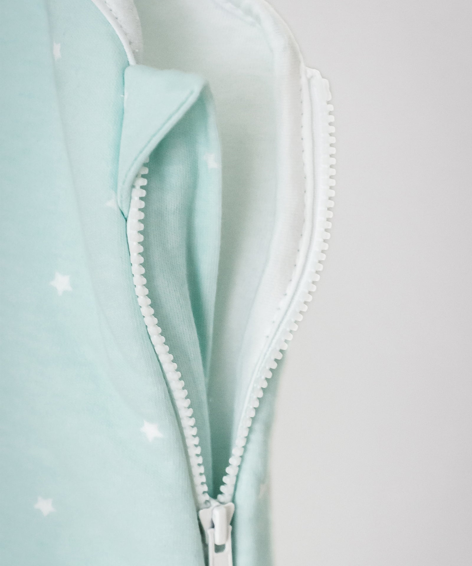Praktischer Reißverschluss*Der leichtläufige Reißverschluss ist seitlich angebracht, sodass das An- und Ausziehen besonders einfach und schnell funktioniert.| Baby Schlafsack mit Rundum-Reißverschluss für einfaches Wickeln