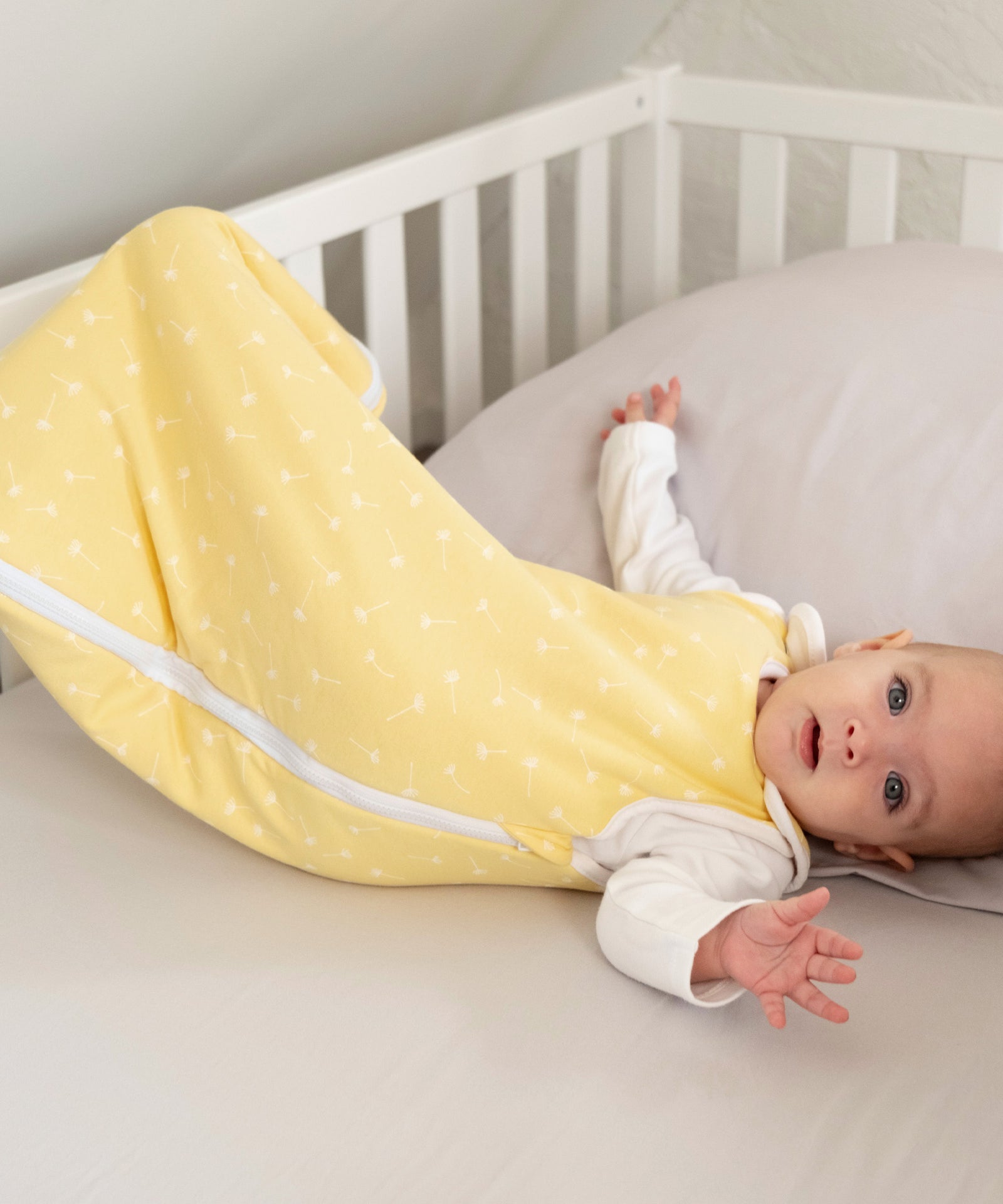 Baby-Sommerschlafsack in Vanille mit Pusteblumen.