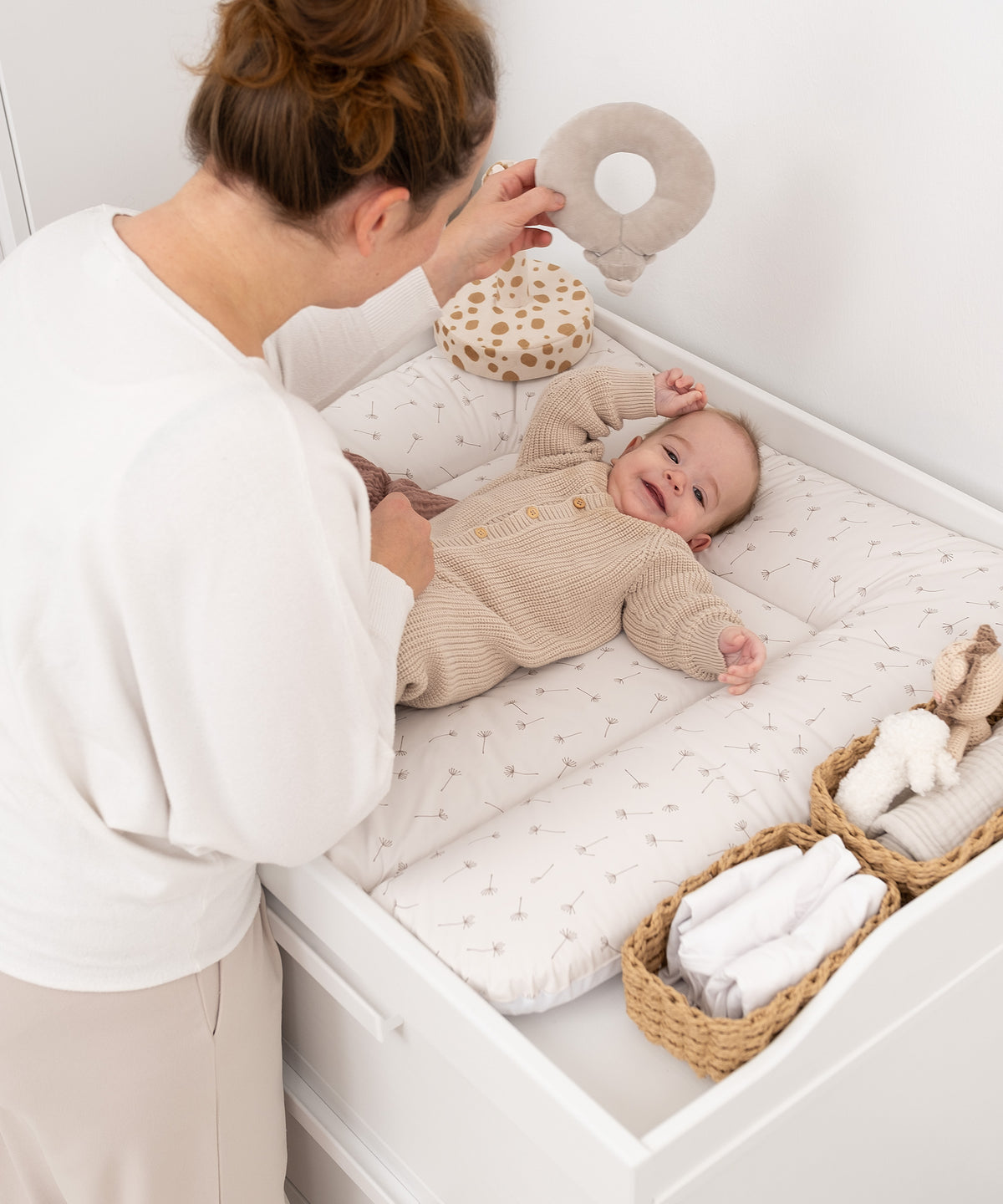 Ruhiger Wickelmoment zwischen Mutter und Baby.