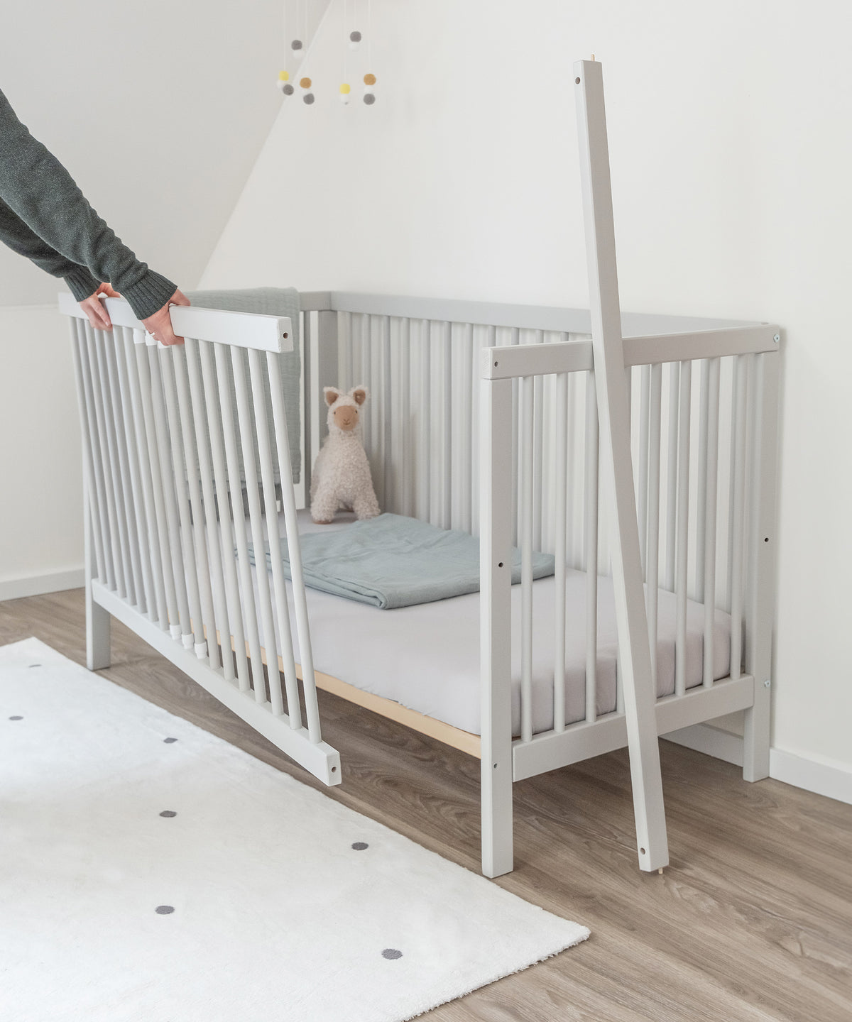 Einfacher Umbau*Eine Gitterseite kann komplett abgenommen und durch eine zusätzliche, im Lieferumfang enthaltene Seitenleiste ersetzt werden.| Das Babybett kann einfach umgebaut werden.