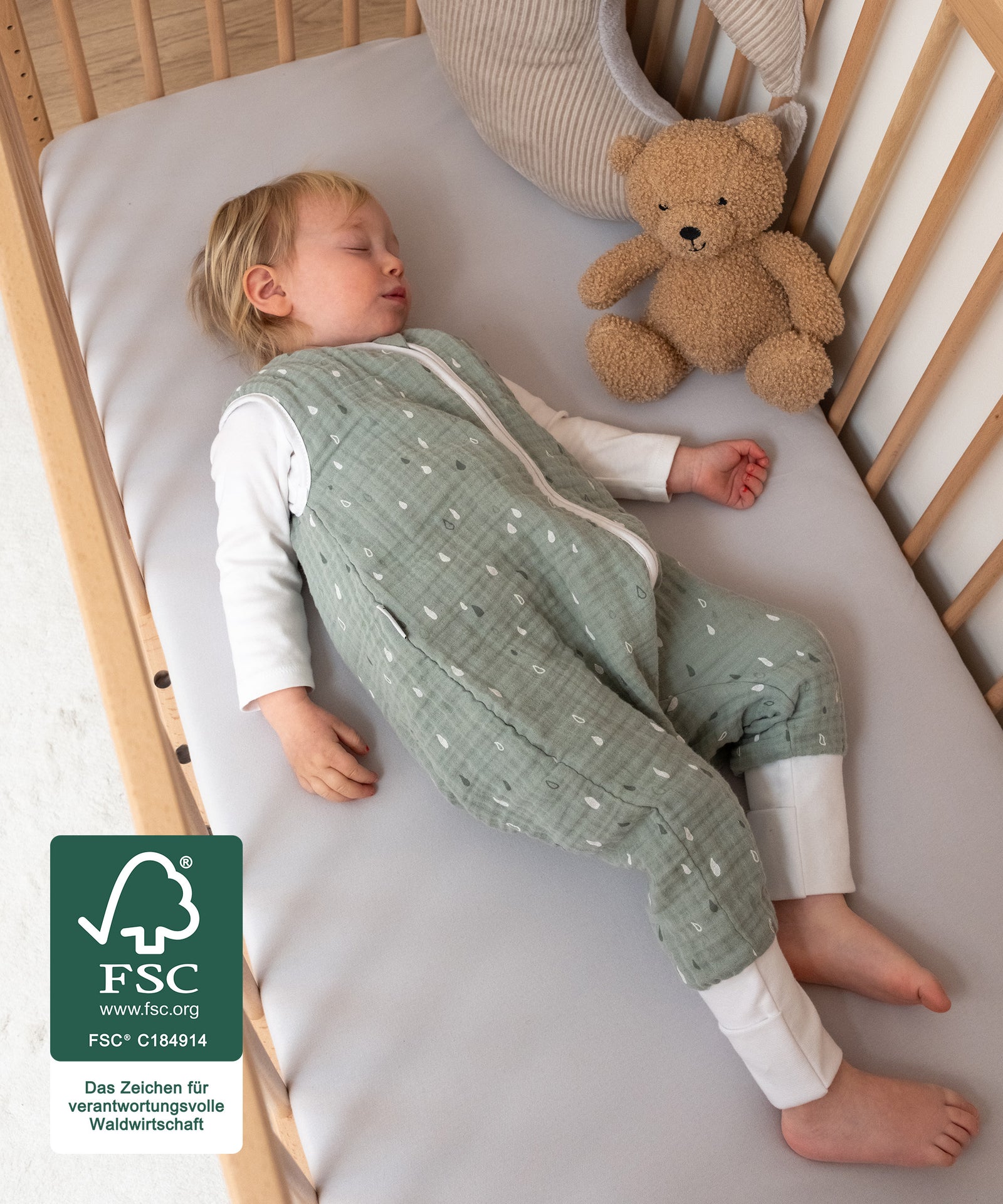 Robust & Kindgerecht*Das Bett bietet deinem Kind Geborgenheit beim
Spielen und Schlafen.|Kind steht im Babybett.