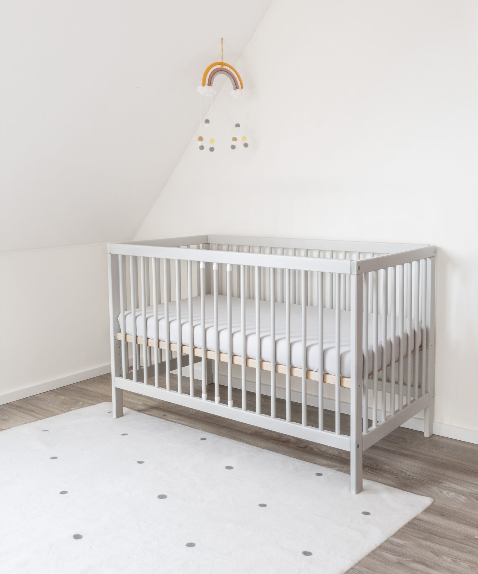 Höhenverstellbar*Die Höhe des Babybetts lässt sich individuell anpassen. So ist es flexibel und wächst mit deinem Kind mit.|Babybett aufgebaut in mittlerer Höhe.