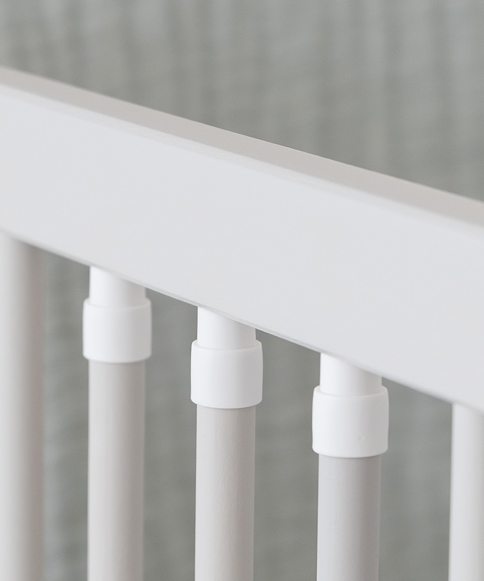 Hochwertige Materialien & FSC®-zertifiziert*Das Gitterbett wird aus massivem Buchenholz gefertigt und ausschließlich mit kinderfreundlichen Lacken behandelt.|Nahaufnahme Gitterstäbe.