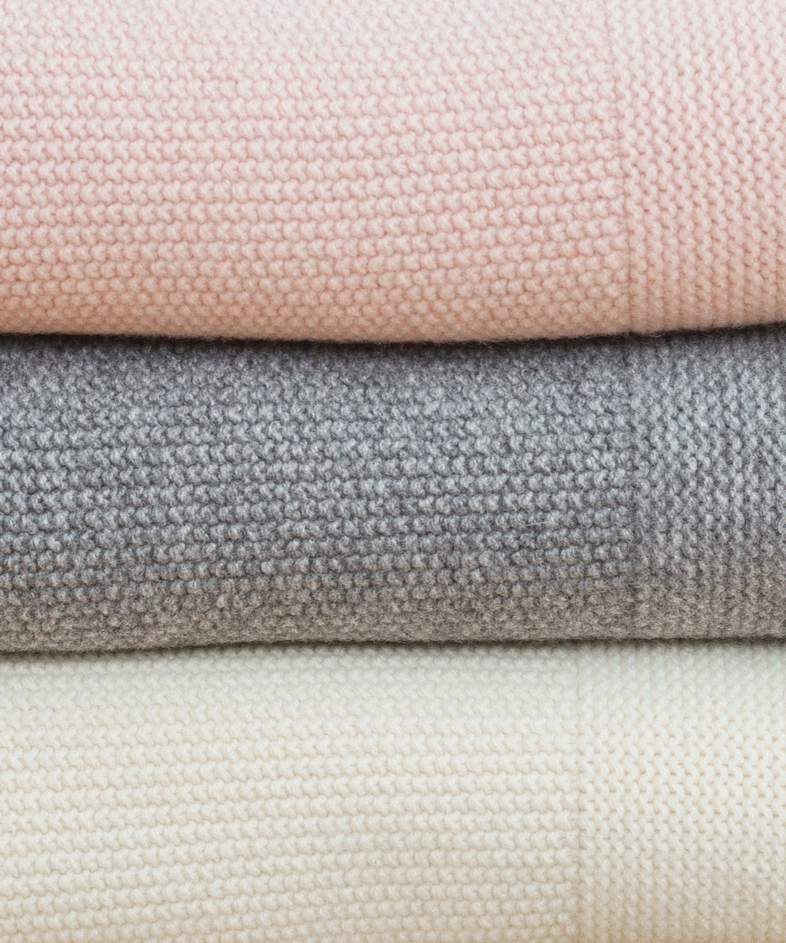 Tolle Farben*Mit unserer Farbauswahl in sanftem Grau, Rosa und Natur ist für jedes Baby die passende Decke dabei.|Lammwolldecke in drei Farben.