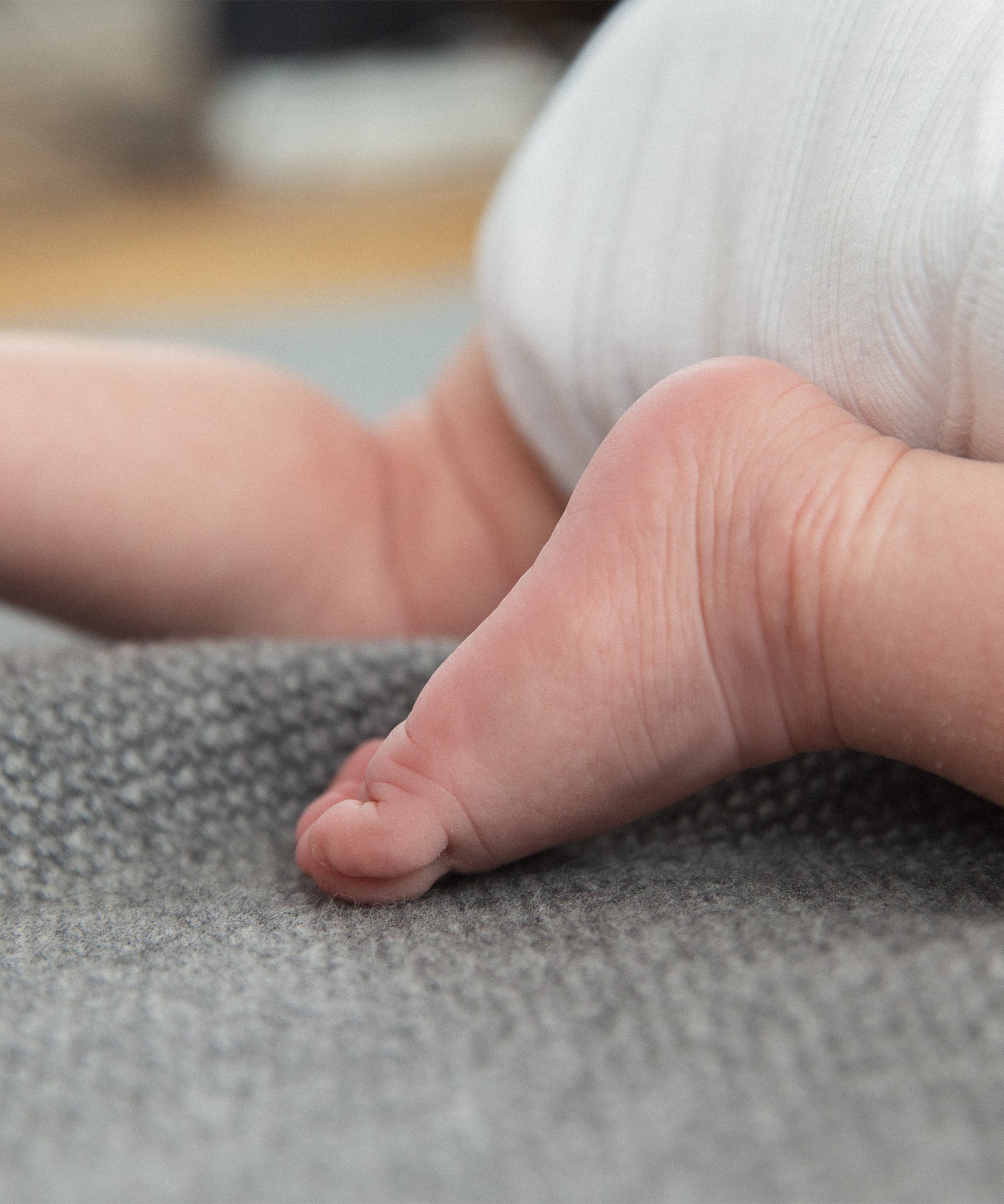 Babyfüße auf Lammwolldecke.