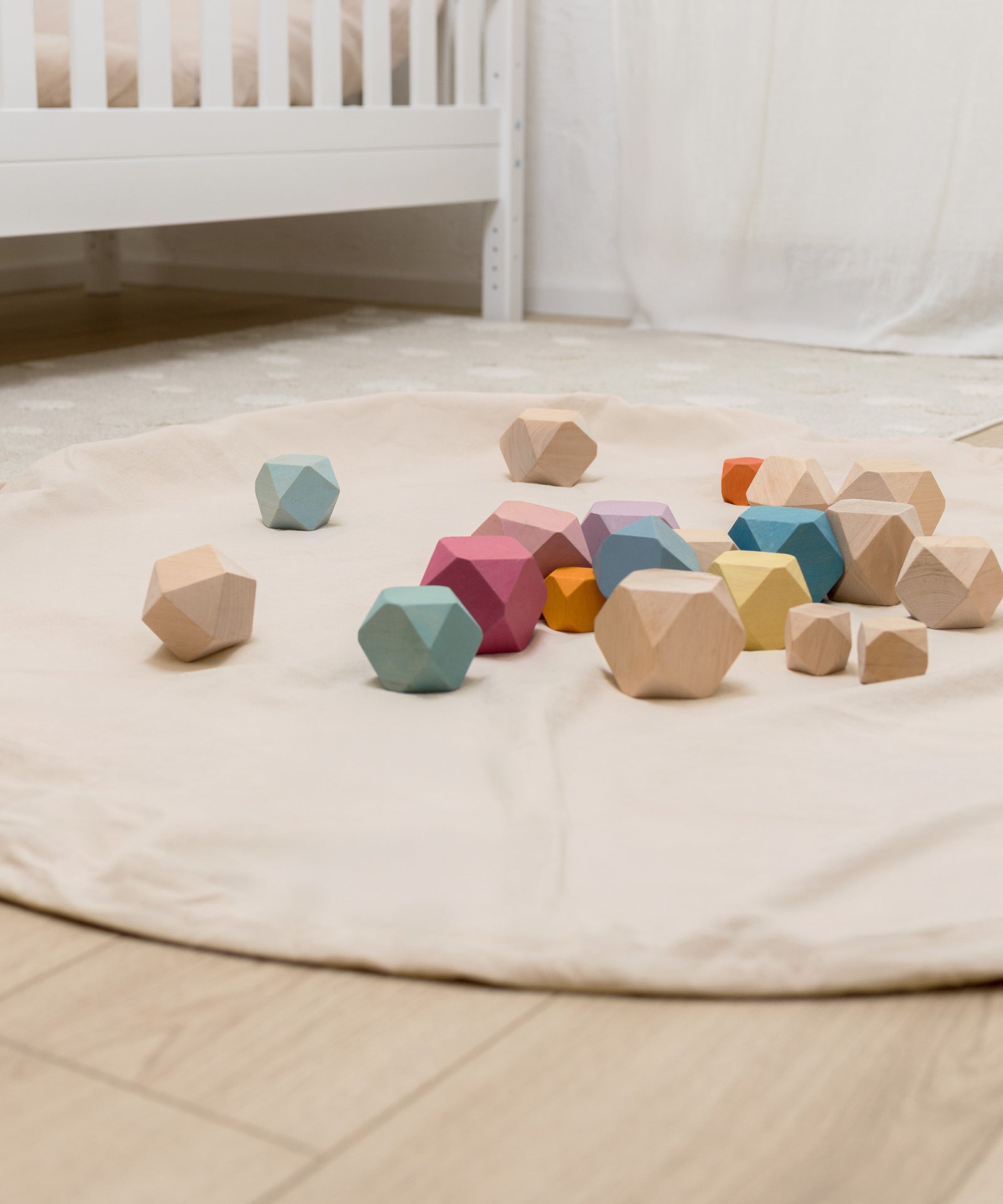 Hautfreundliche Qualität*Die reine Bio-Baumwolle ist nach OEKO-TEX® STANDARD 100
Produktklasse 1 für Babys und Kinder zertifiziert.|Spielzeug liegt auf dem Spielzeugsack, der Sack wird als Spielunterlage genutzt.