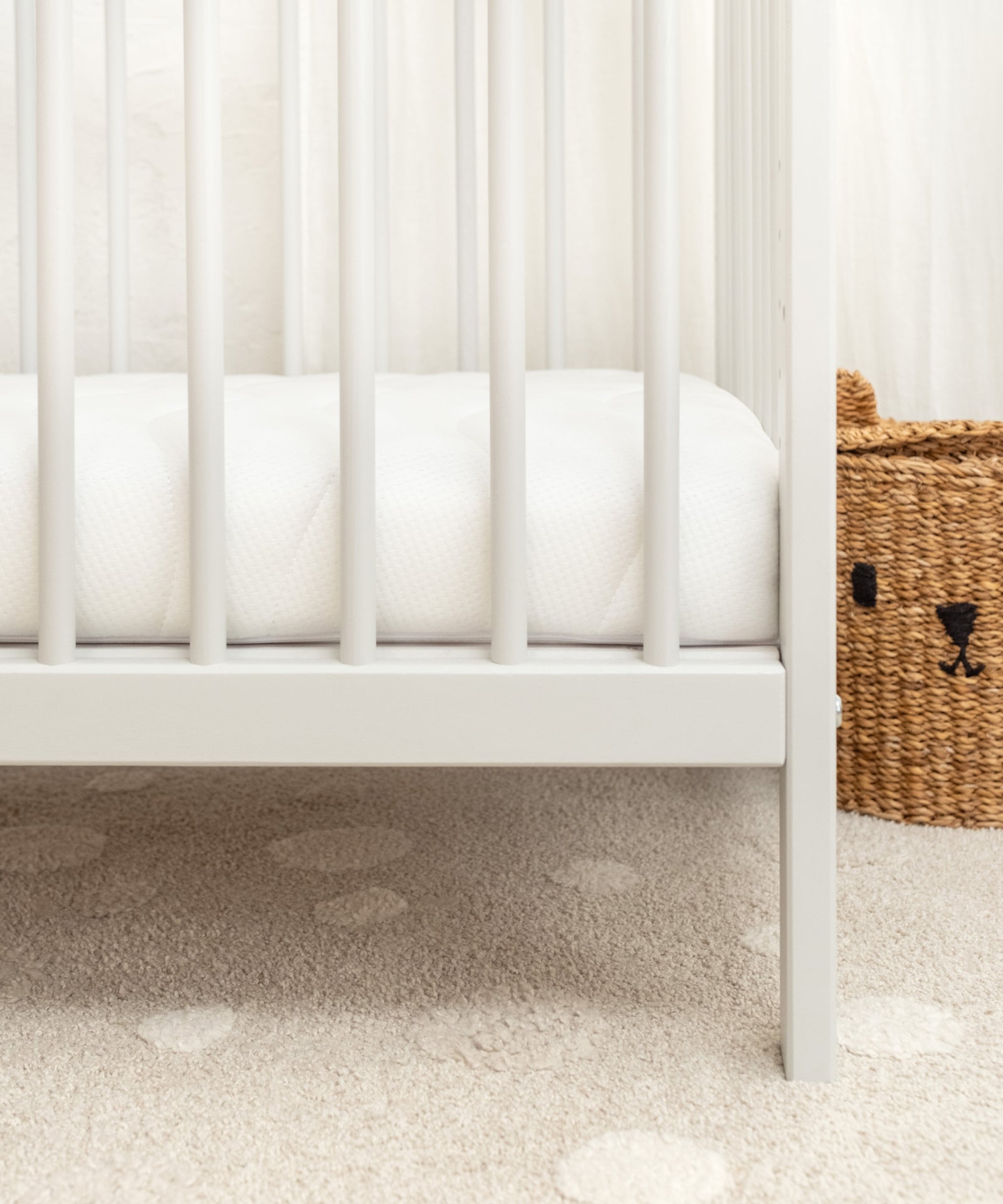 Stabil und fest gebettet*Die integrierte Kokos-Schicht sorgt für eine feste Liegefläche und unterstützt die Wirbelsäule zuverlässig.|Babymatratze mit Kokos-Schicht für eine stabile Liegefläche