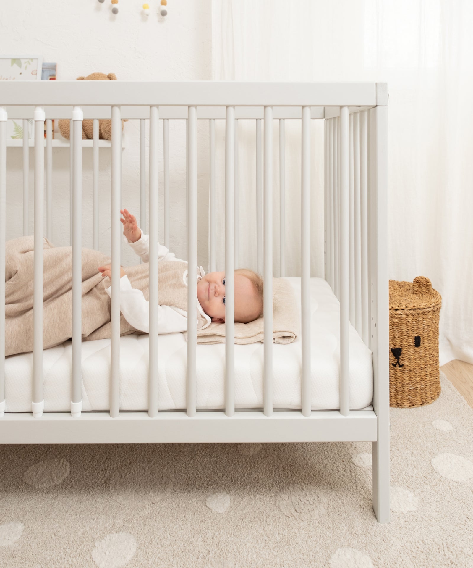 Natürlich luftig und ausgeglichen*Die Struktur der Kokosfasern unterstützt die Luftzirkulation und kann auf natürliche Weise gegen Hausstaubmilben wirken.|Baby liegt auf der luftdurchlässigen Kokosmatratze