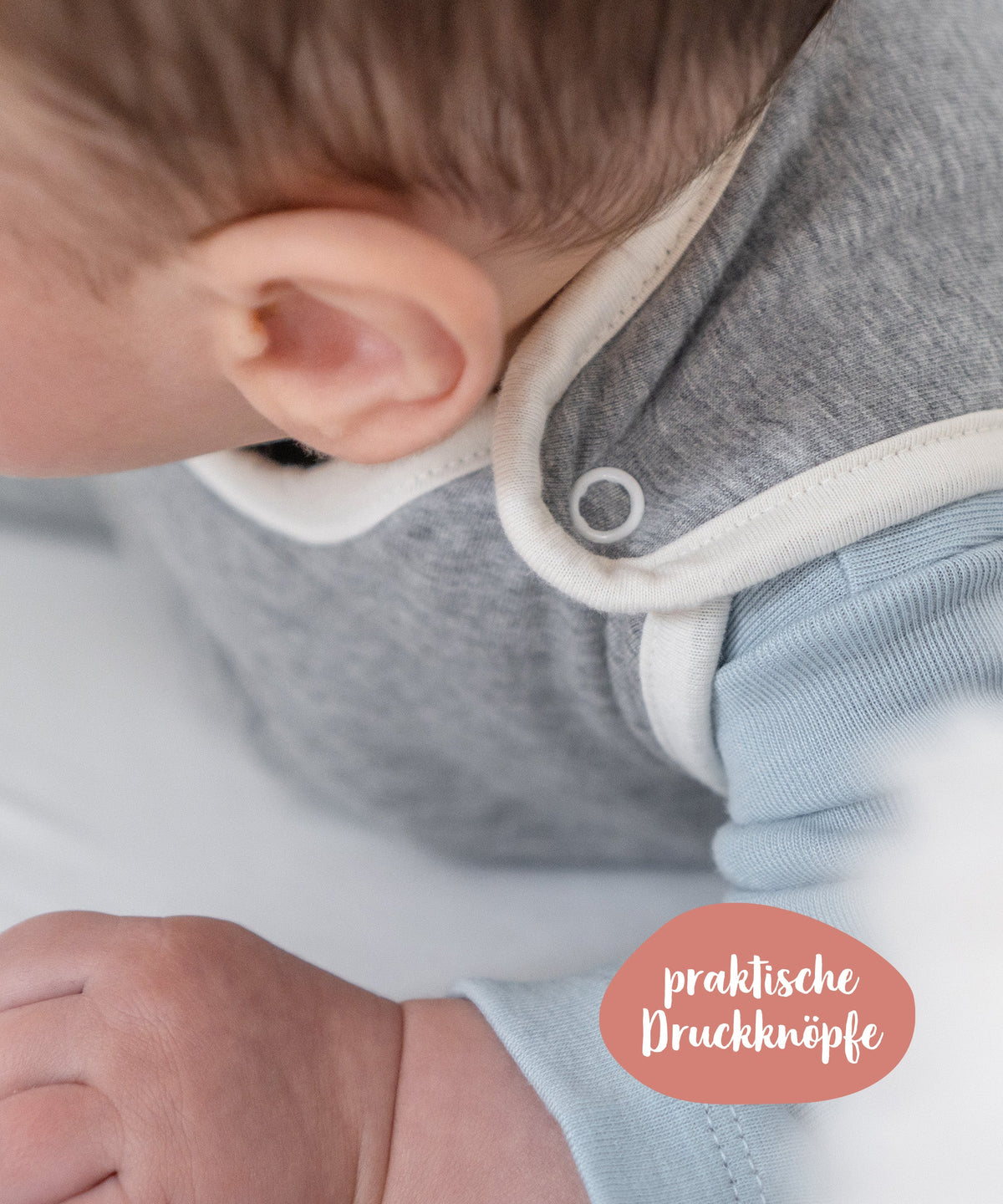 Babyschlafsack mit 100 % Wollwattierung und praktischen Druckknöpfen.