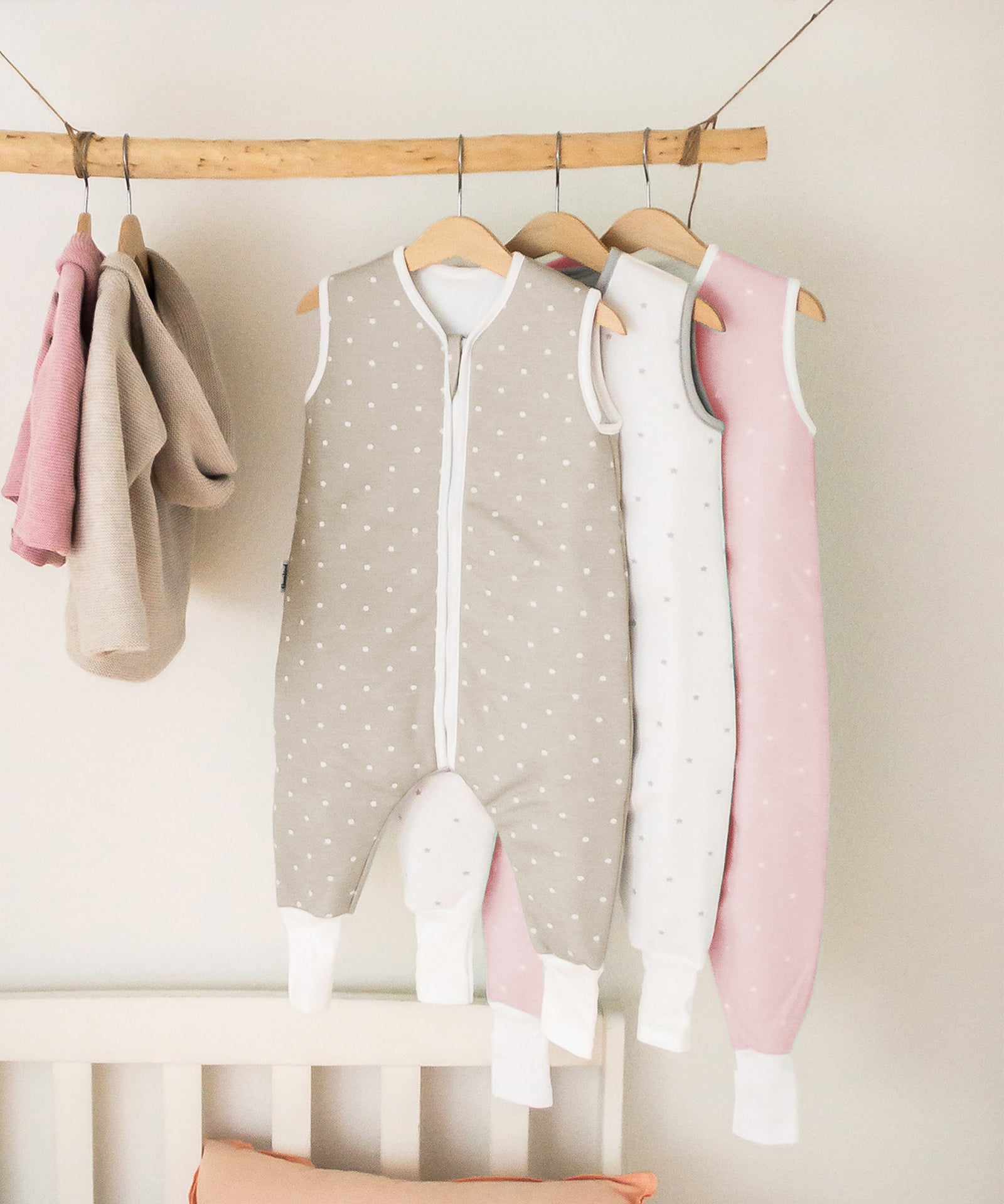 Veganer Babyschlafsack mit Füßen aus Bio-Baumwolle