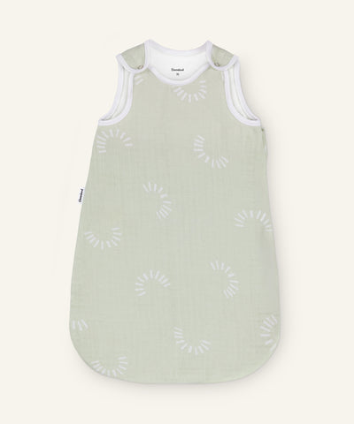 Musselin Babyschlafsack ganzjährig Salbei gemustert.
