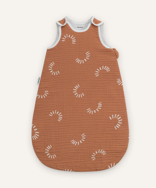 Musselin Babyschlafsack ganzjährig Zimt gemustert.