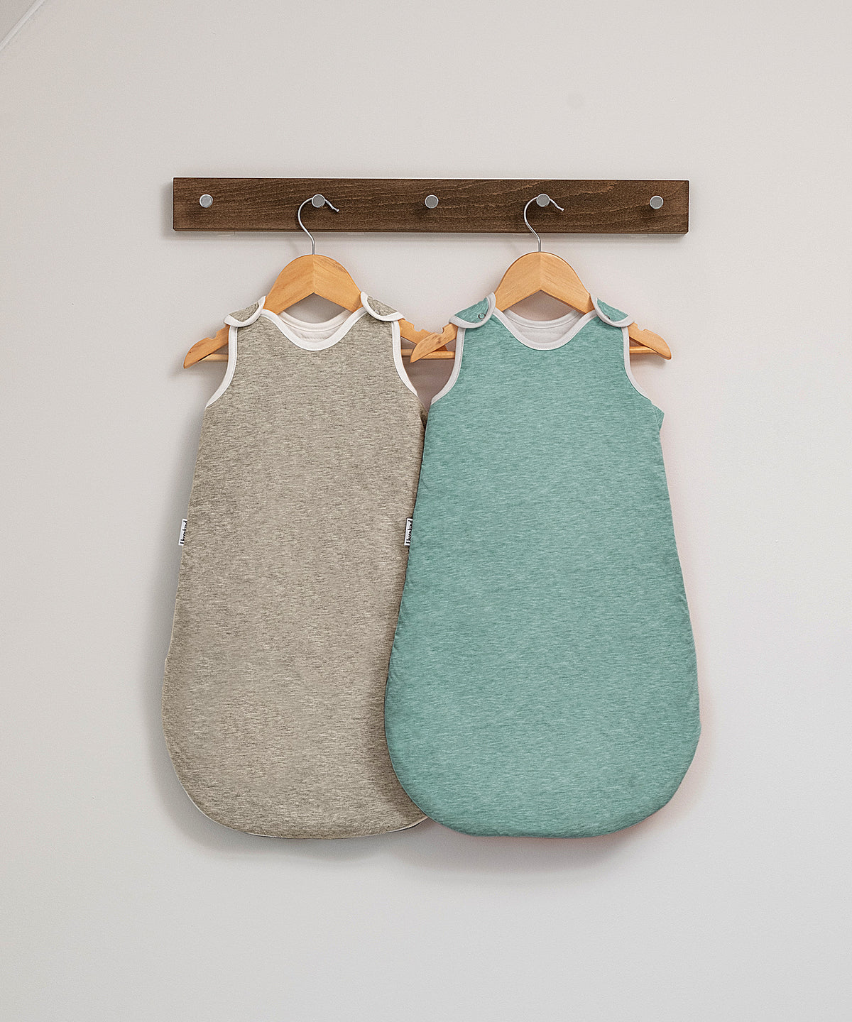 Babyschlafsack rund mit Wollfüllung beige und hellgrün.