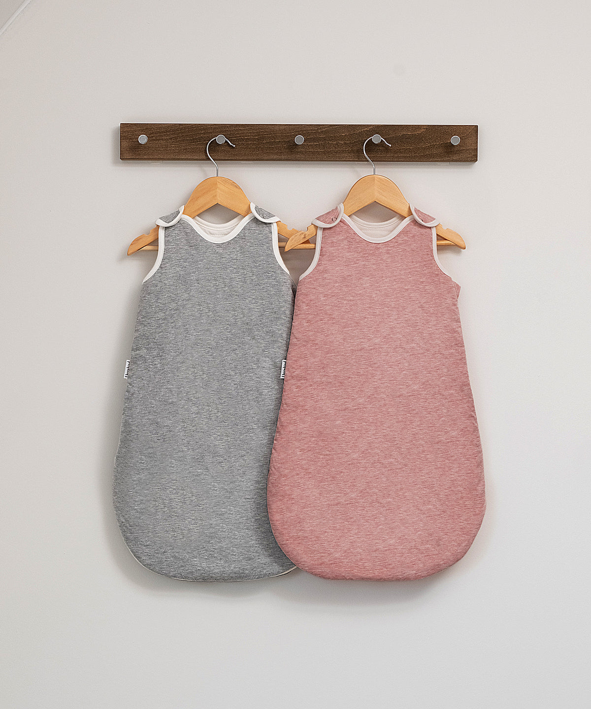 Babyschlafsack rund mit Wollfüllung hellgrau und rosé.