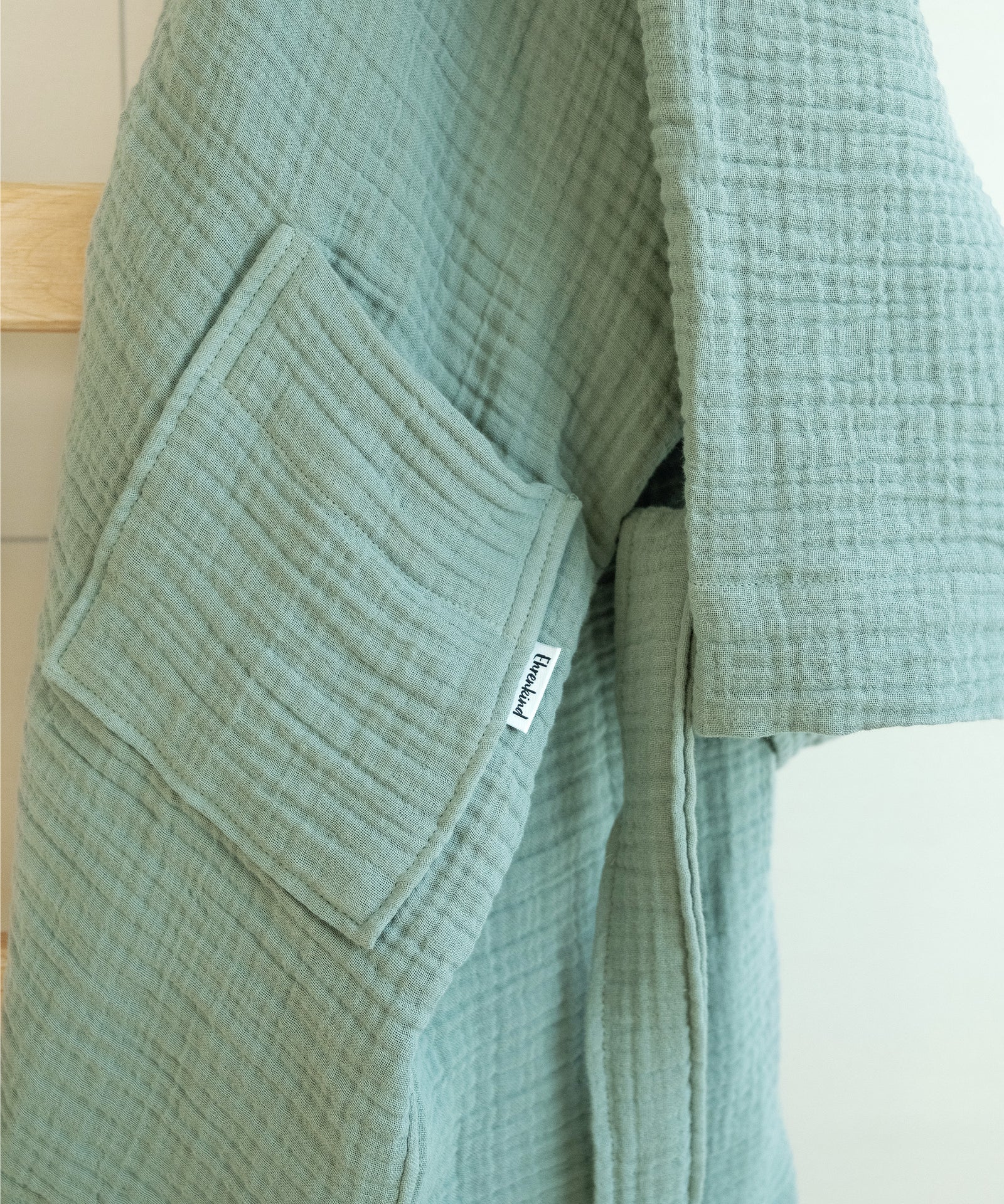 Bademantel aus Baumwoll-Musselin mit aufgesetzten Taschen.