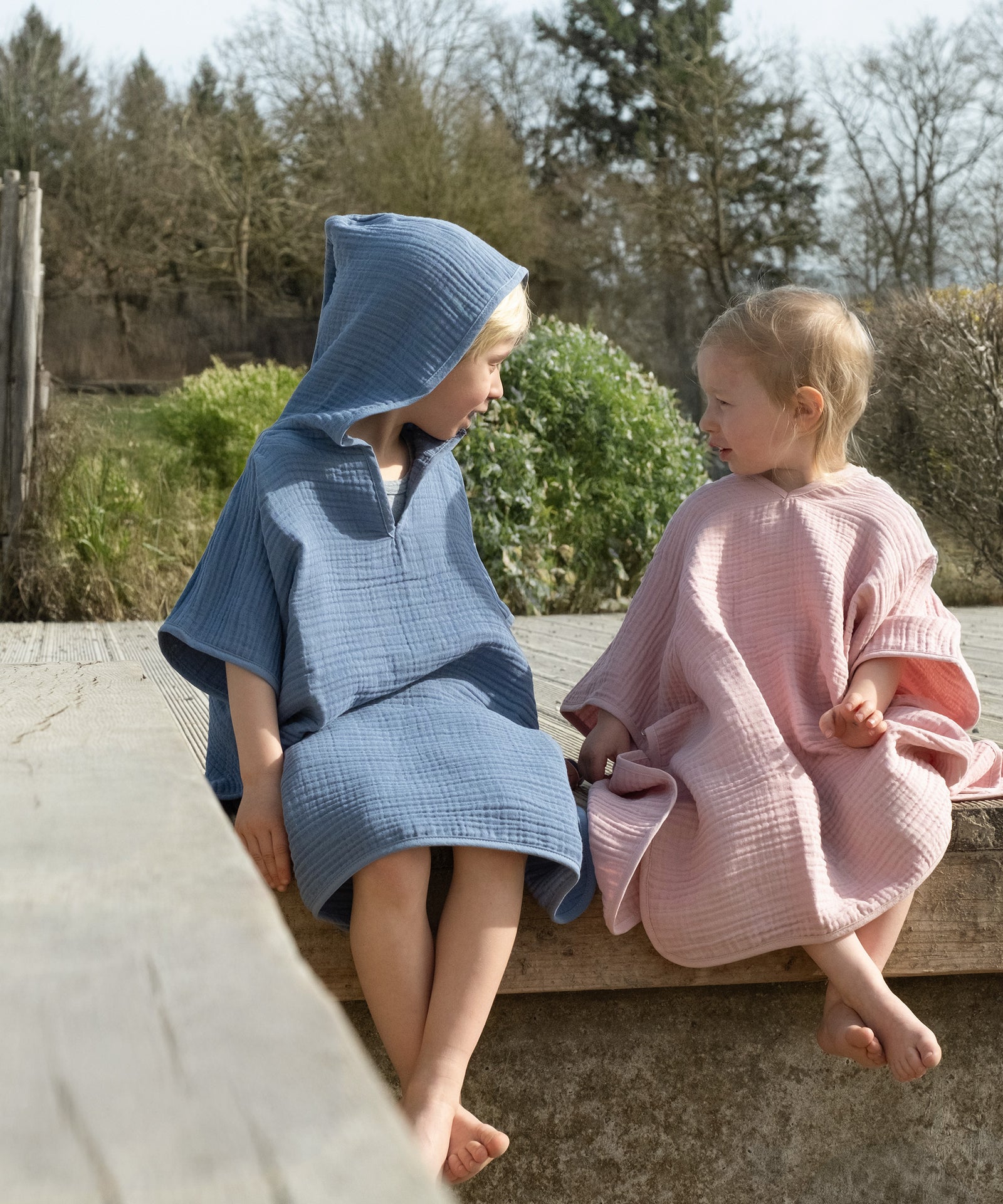 Kinder im Badeponcho Musselin draußen.