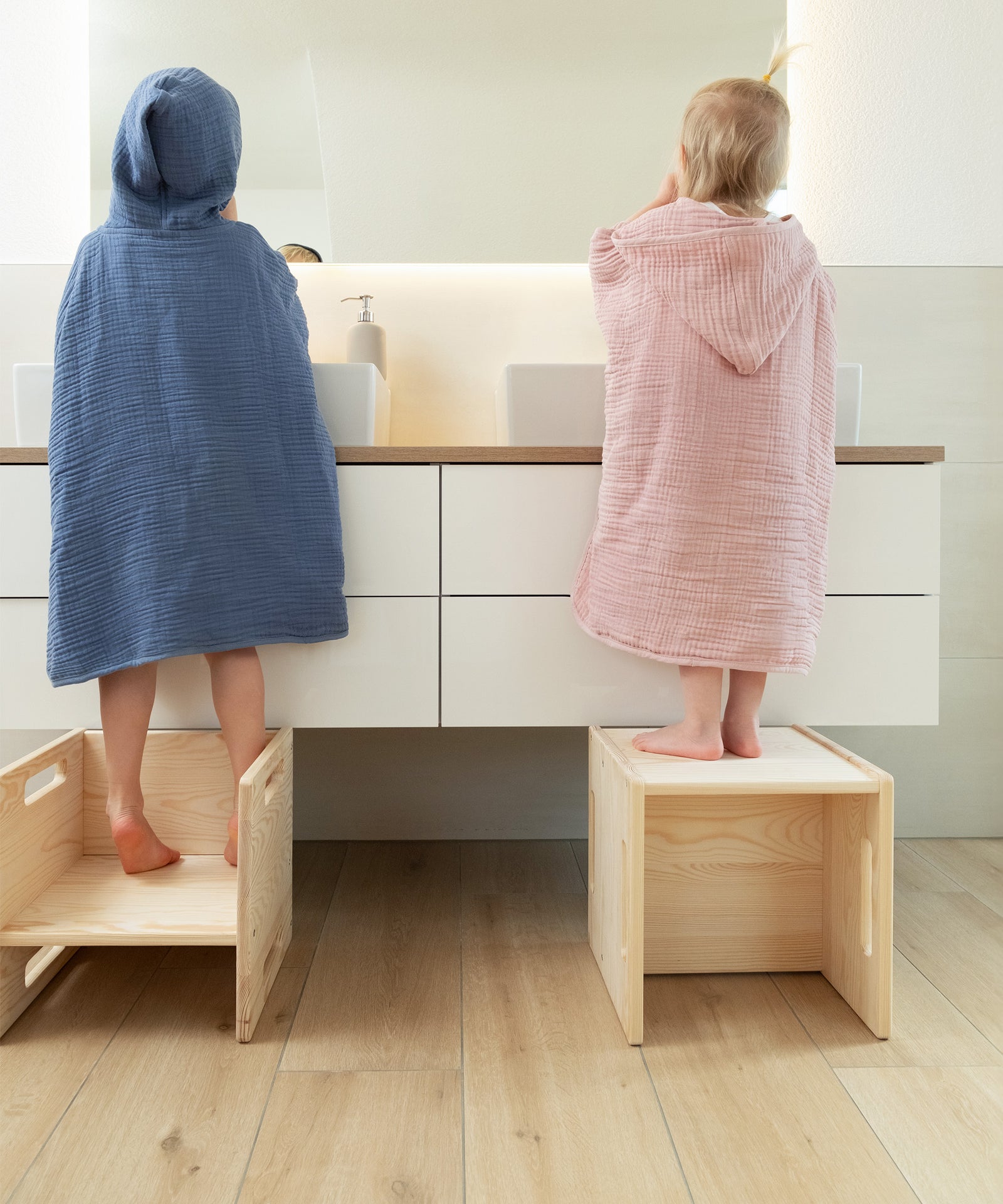 Kinder mit Badeponcho Musselin im Bad.
