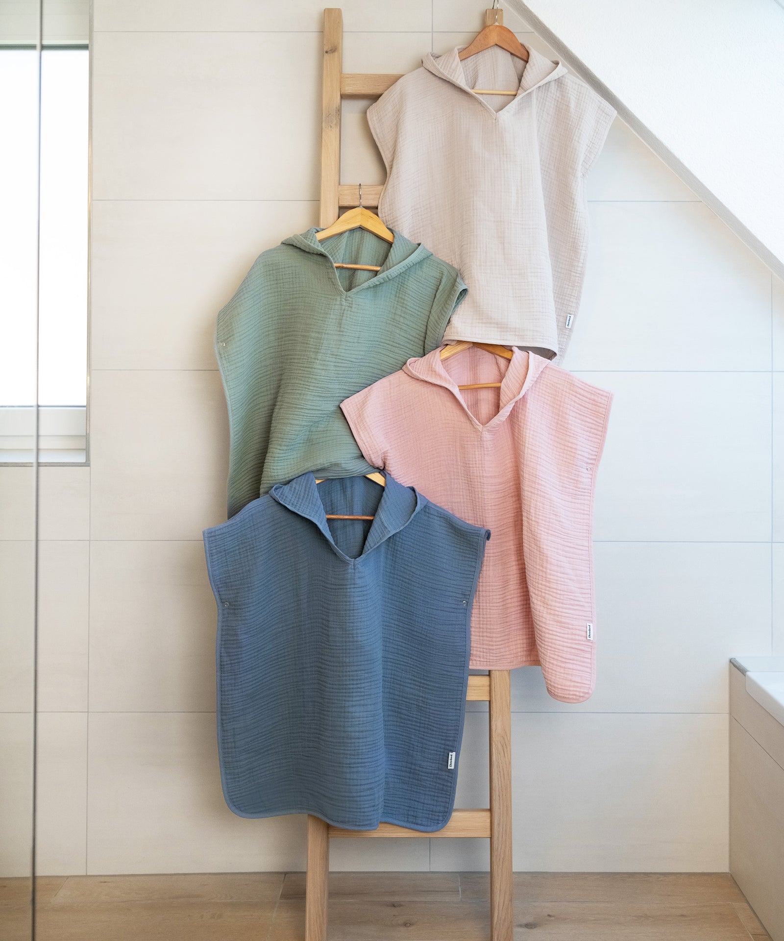Vier schöne Farben| Badeponcho Musselin in vier Farben.