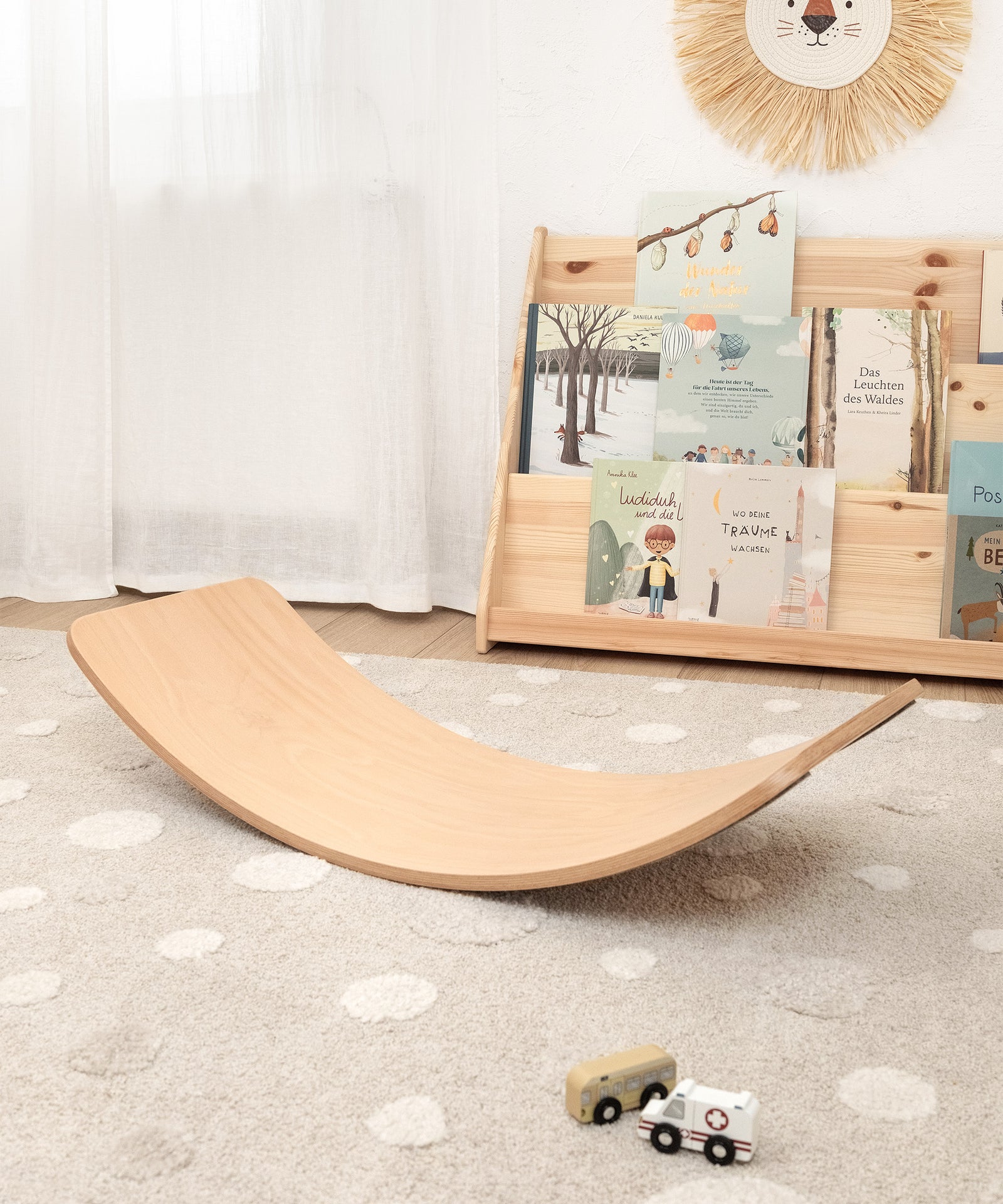 Kreativ nutzbares Spielgerät*Kreativität, Balance und Gleichgewicht – das Balance-Board fördert spielerisch die körperliche Entwicklung deines Kindes.|Balance-Board in Kinderzimmer.