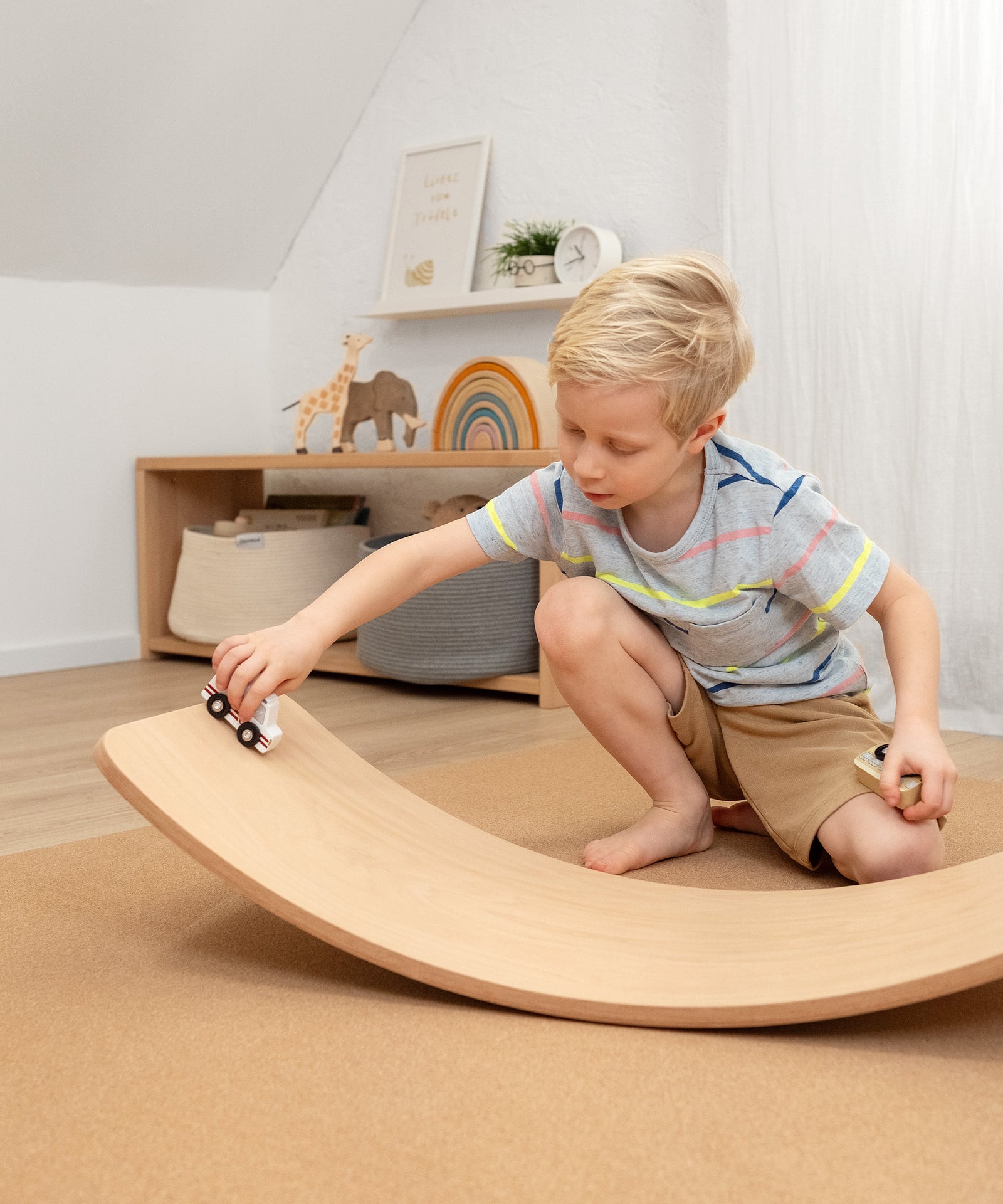 Balancieren, Wippen und Spielen*Das Board bietet viele kreative Spieloptionen. Ob als Wippe, Brücke, für Spielautos oder als Sitzbank – Langweilig wird es nicht!|Balance-Board Untergrund für Spielauto.